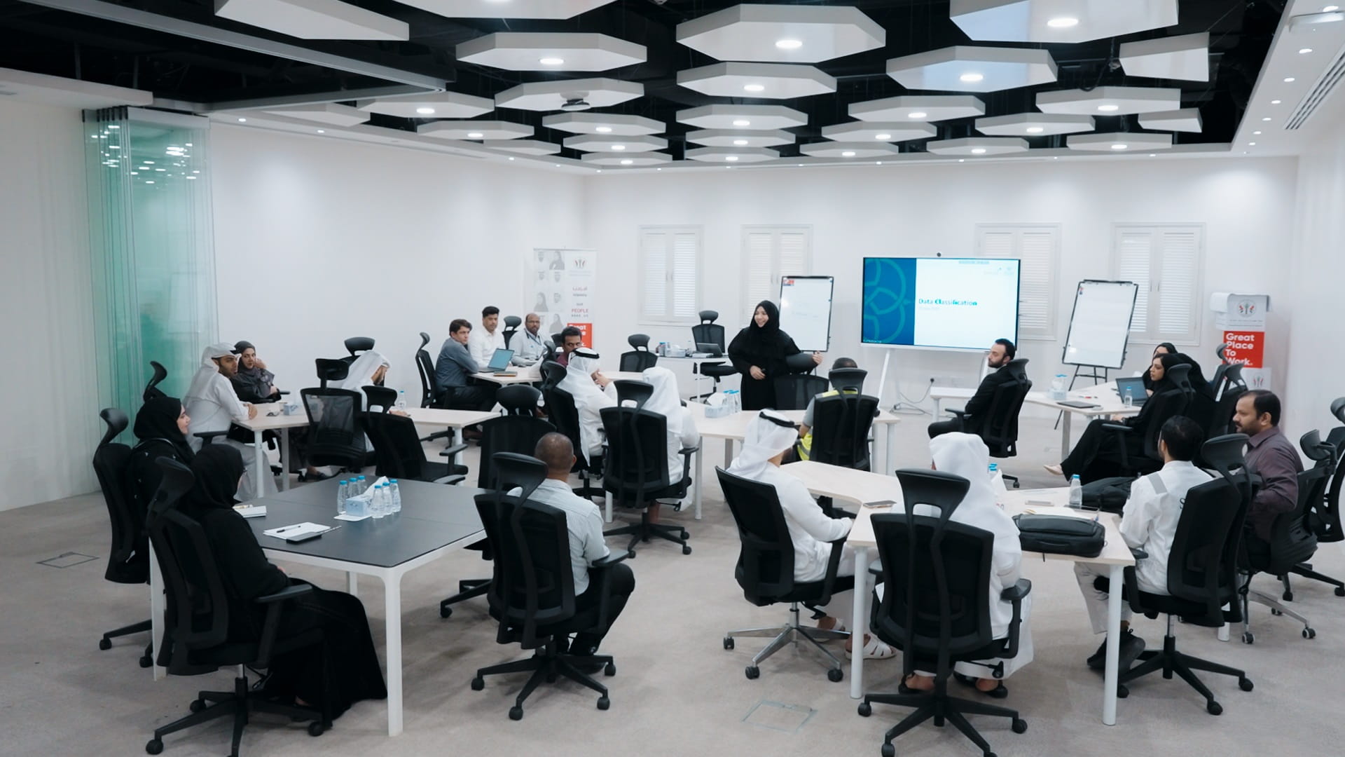 كهرباء الشارقة تنظم ورش عمل لتوعية موظفيها بمعايير تصنيف البيانات 