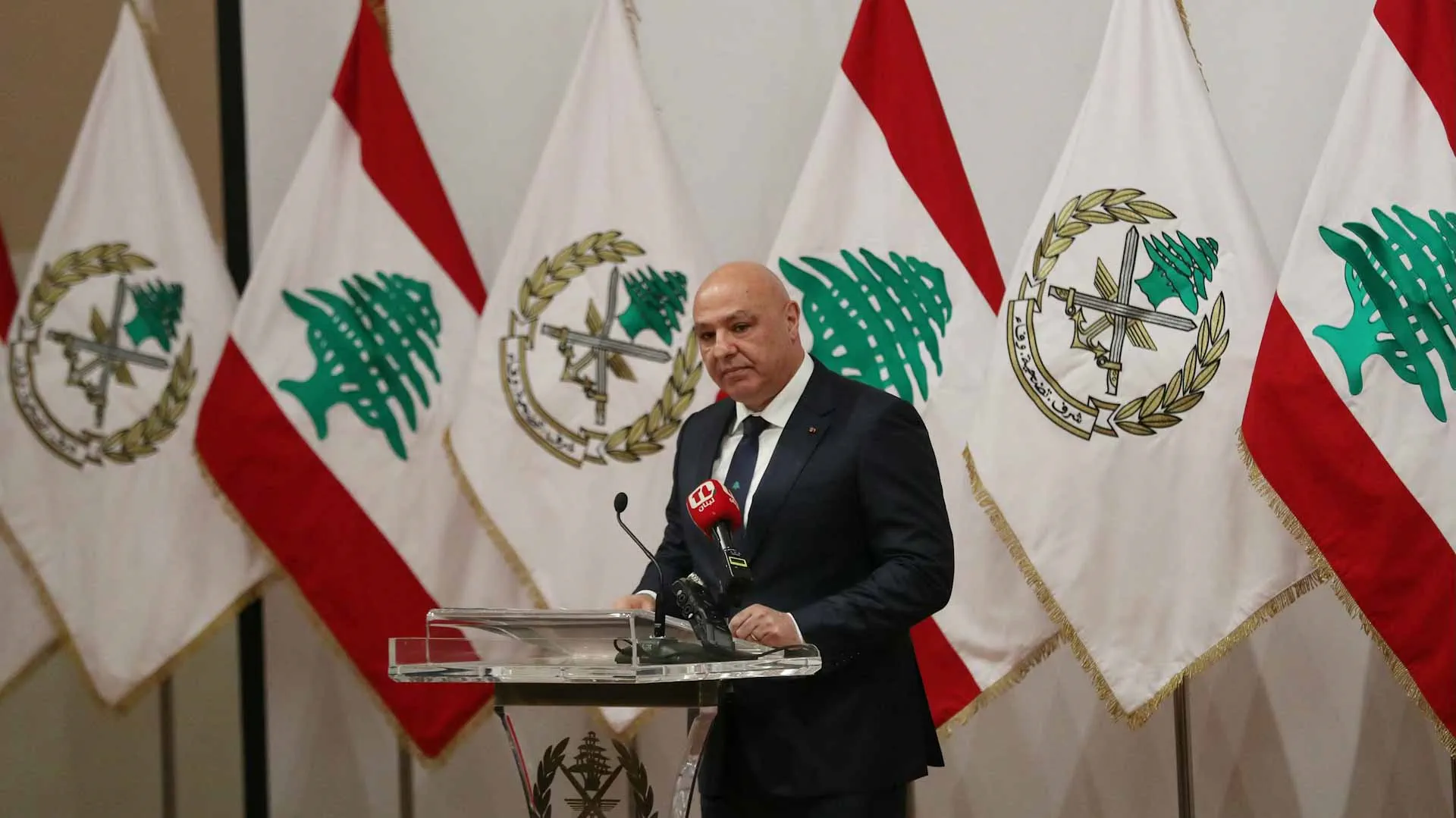 الرئيس اللبناني يبلغ لاريجاني برفض لبنان أي تدخل خارجي في شؤونه 