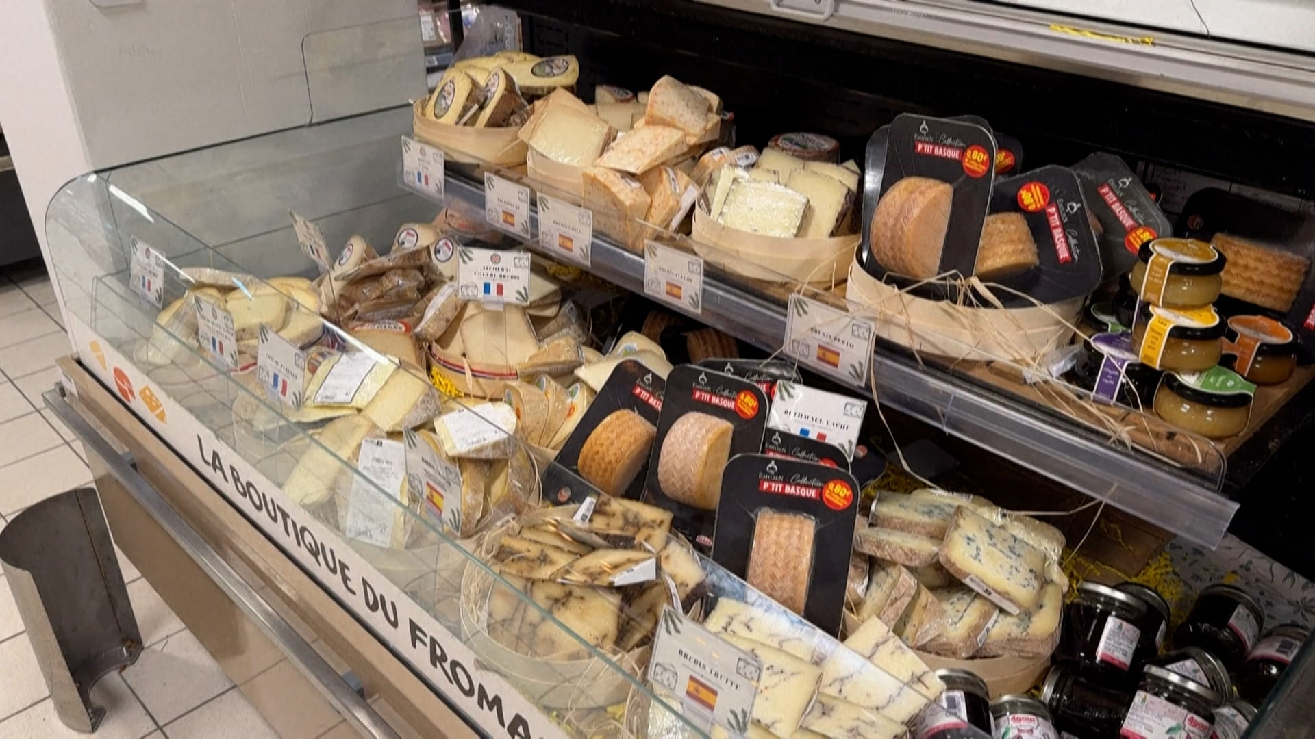 فرنسا تسحب 40دفعة جبن من الأسواق للاشتباه في تلوثها ببكتيريا خطيرة 