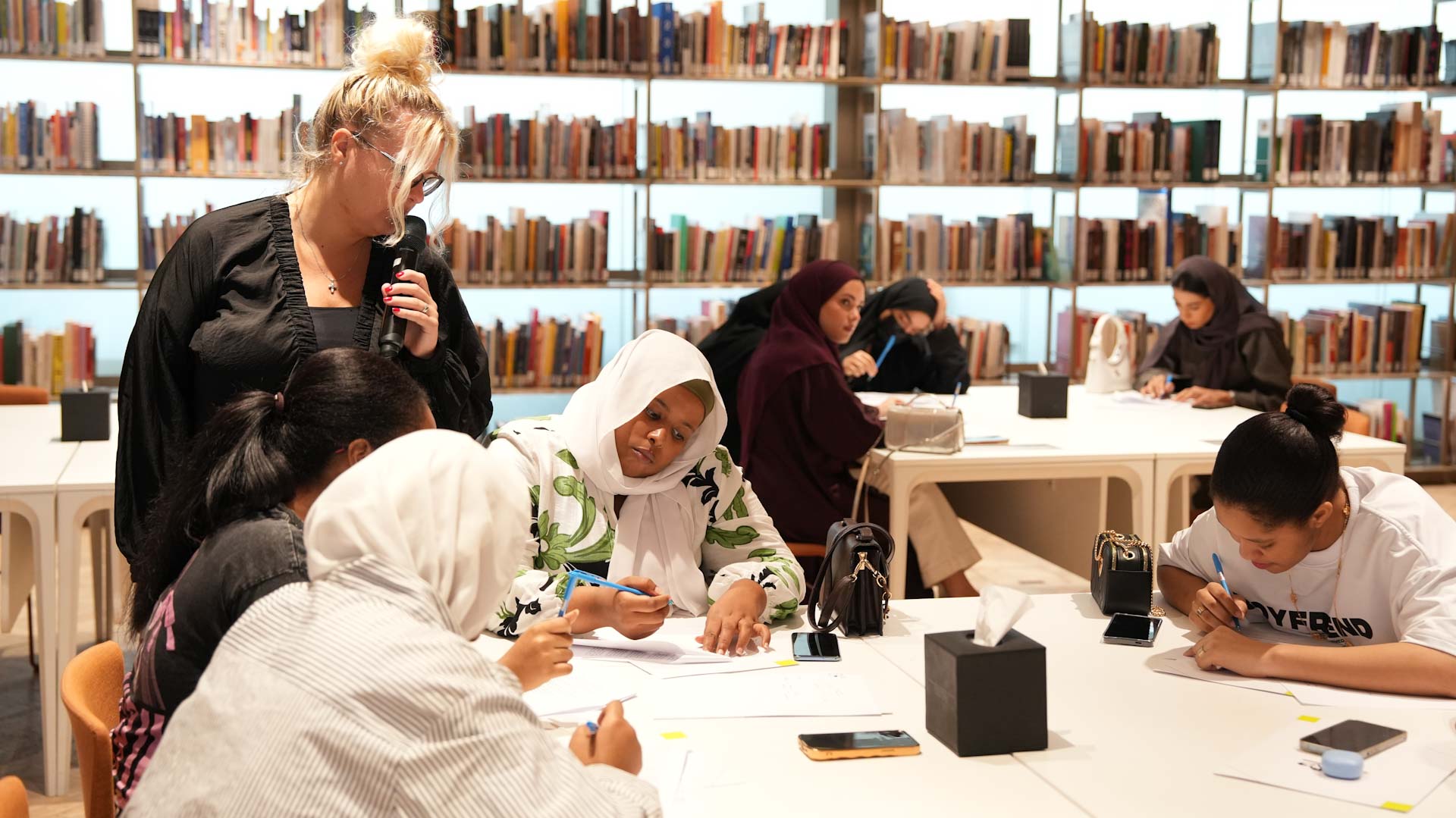 "الشارقة للتمكين الاجتماعي" تنظم ورشة بيئية للفتيات في تنسيق المنزل 