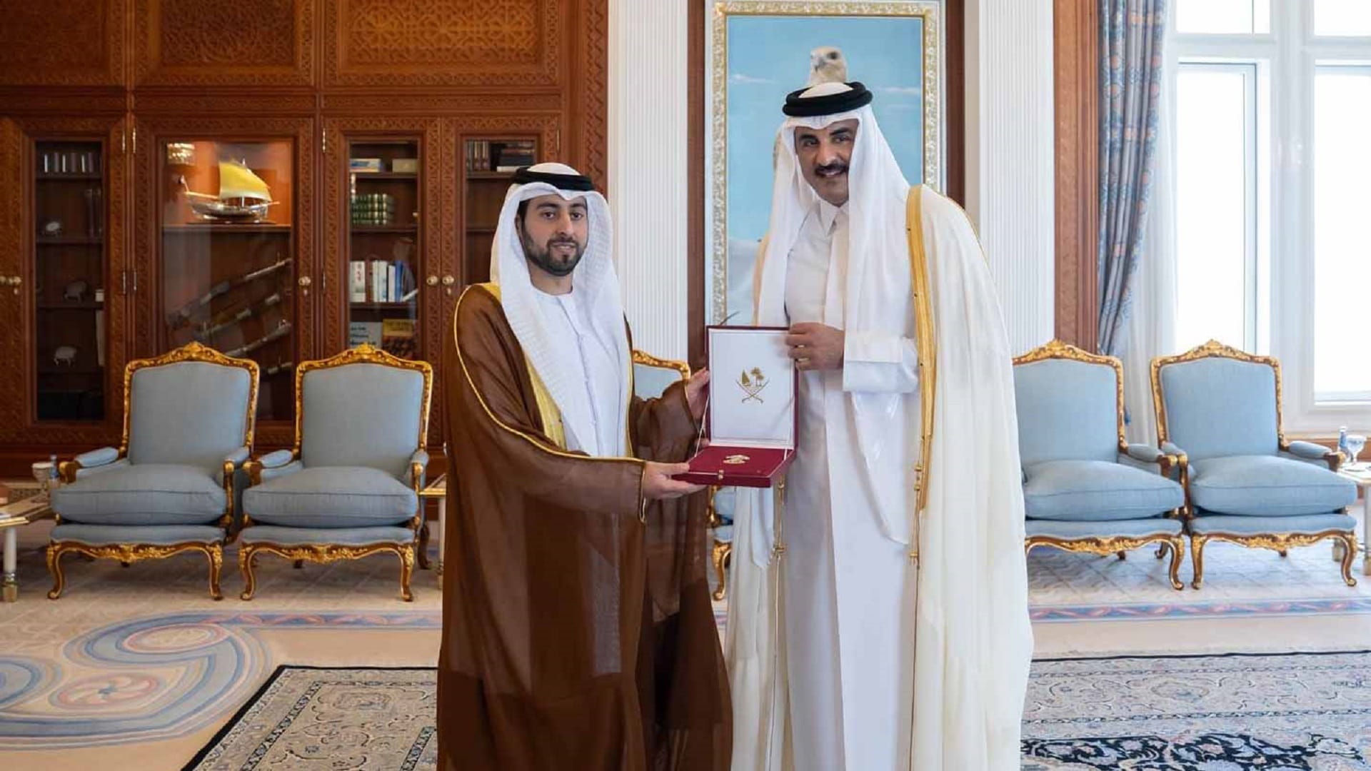 أمير قطر يمنح سفير الإمارات "وسام الوجبة" 