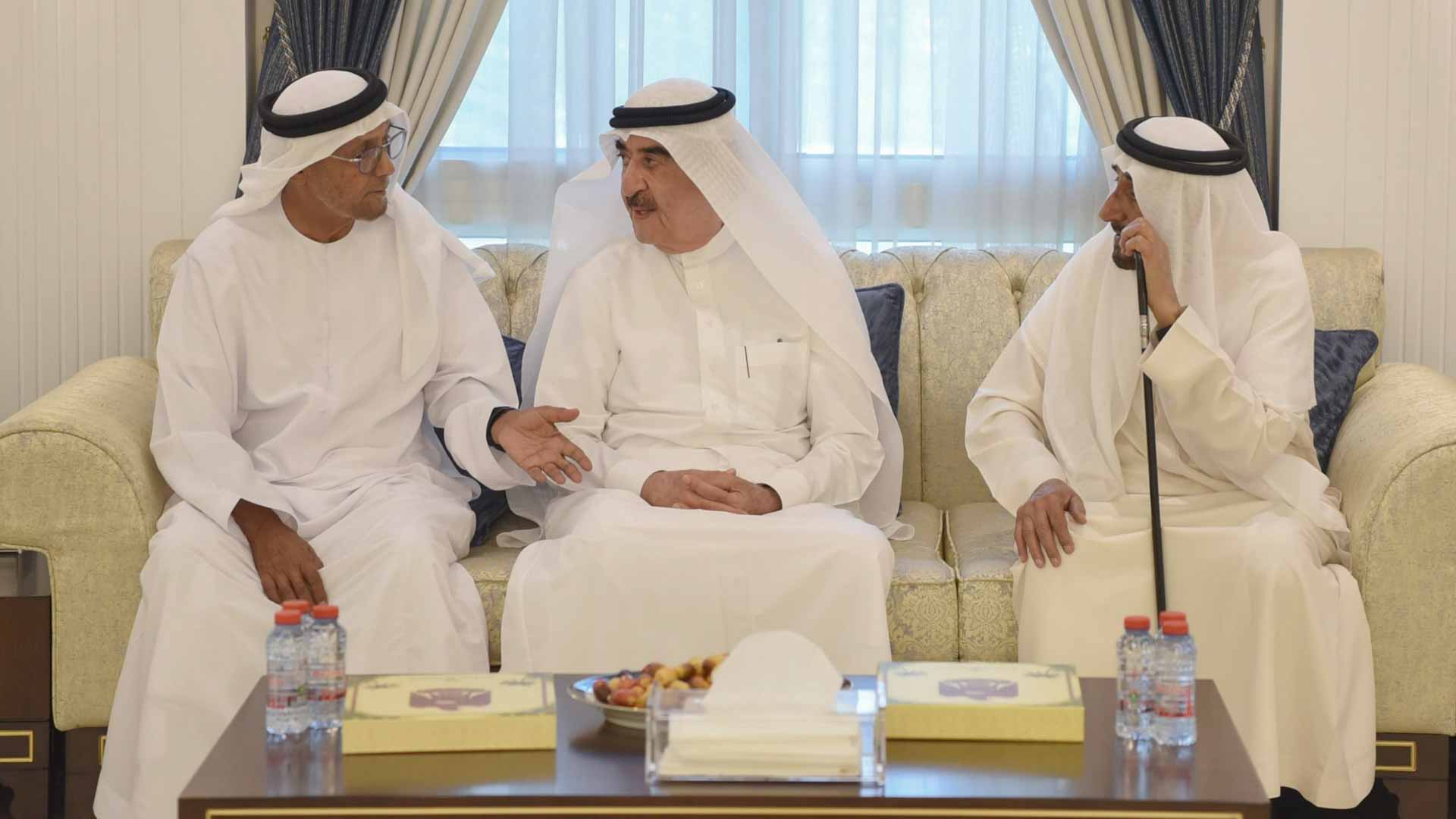 حاكم أم القيوين يقدم واجب العزاء في وفاة مريم بنت سلطان القاسمي