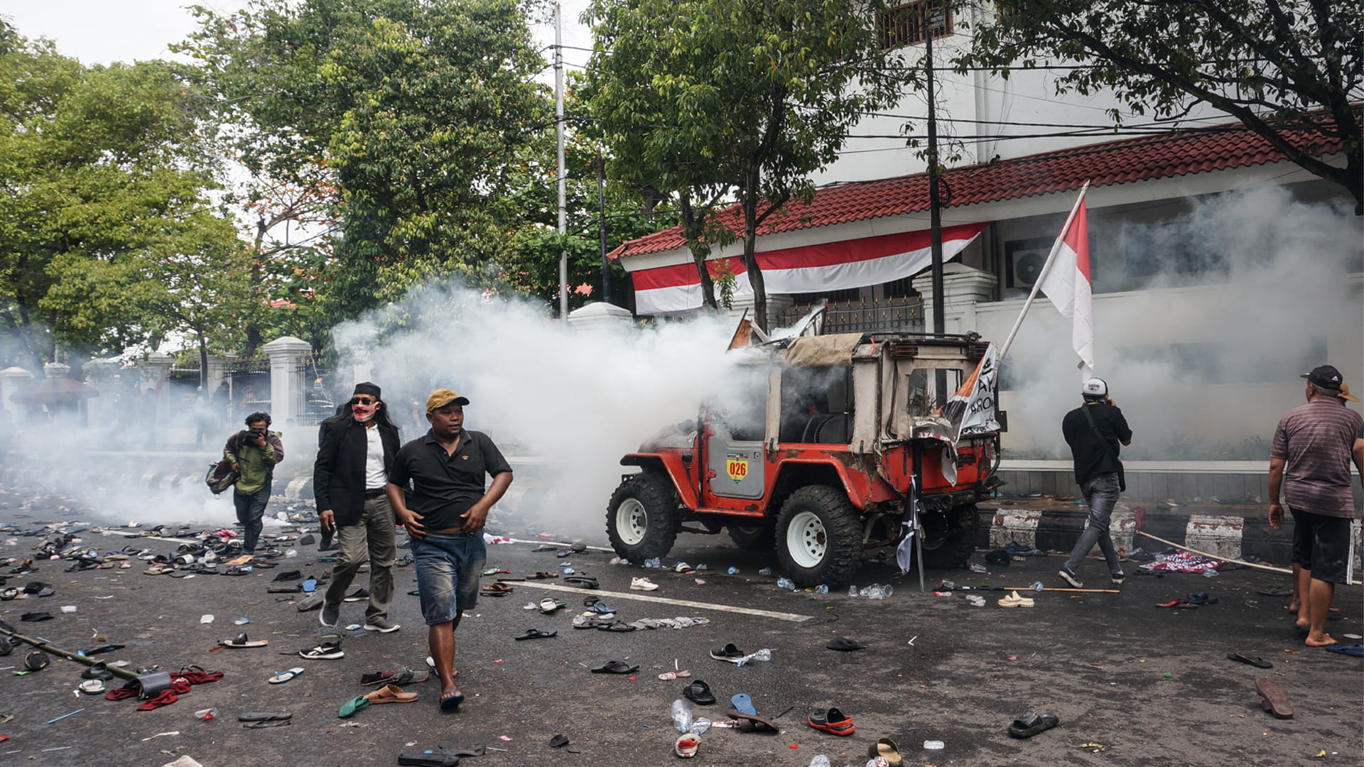  في إندونيسيا.. اشتباكات بين الشرطة ومتظاهرين بسبب زيادة الضرائب 