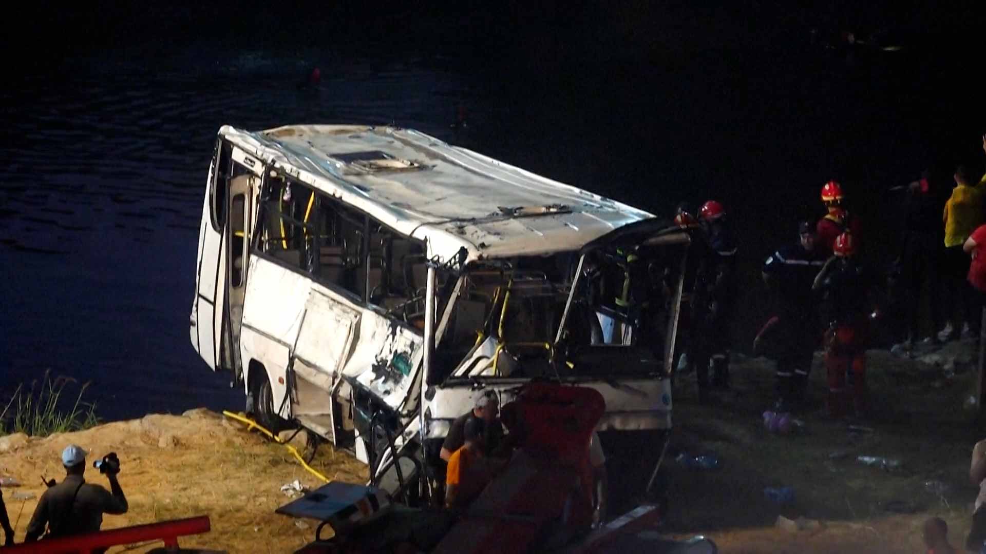 سقوط حر لحافلة في واد بالعاصمة الجزائرية ينهي حياة 18 ويصيب 9 بجروح 