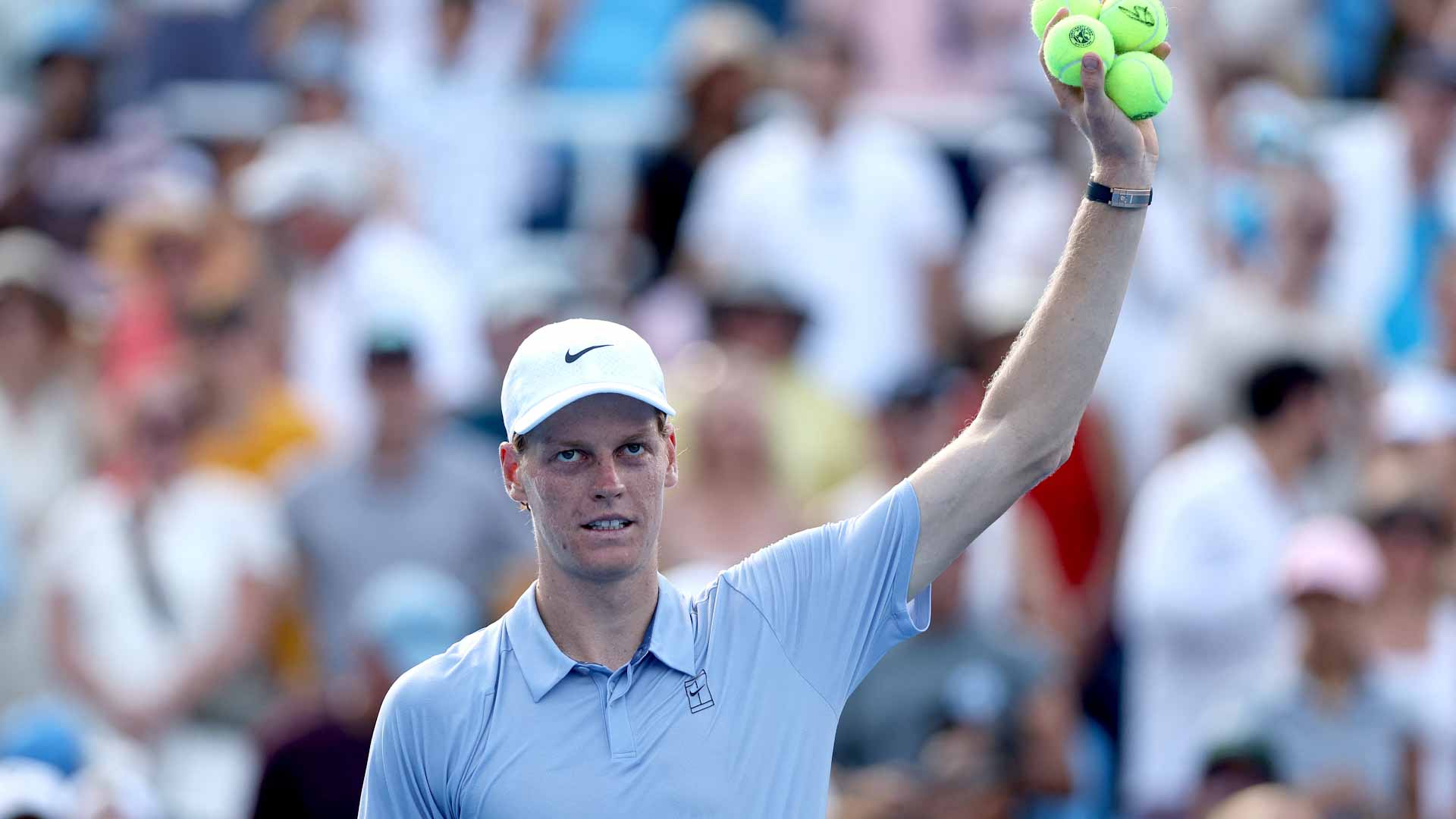 الإيطالي سينر يتأهل لنهائي بطولة سينسيناتي للتنس  