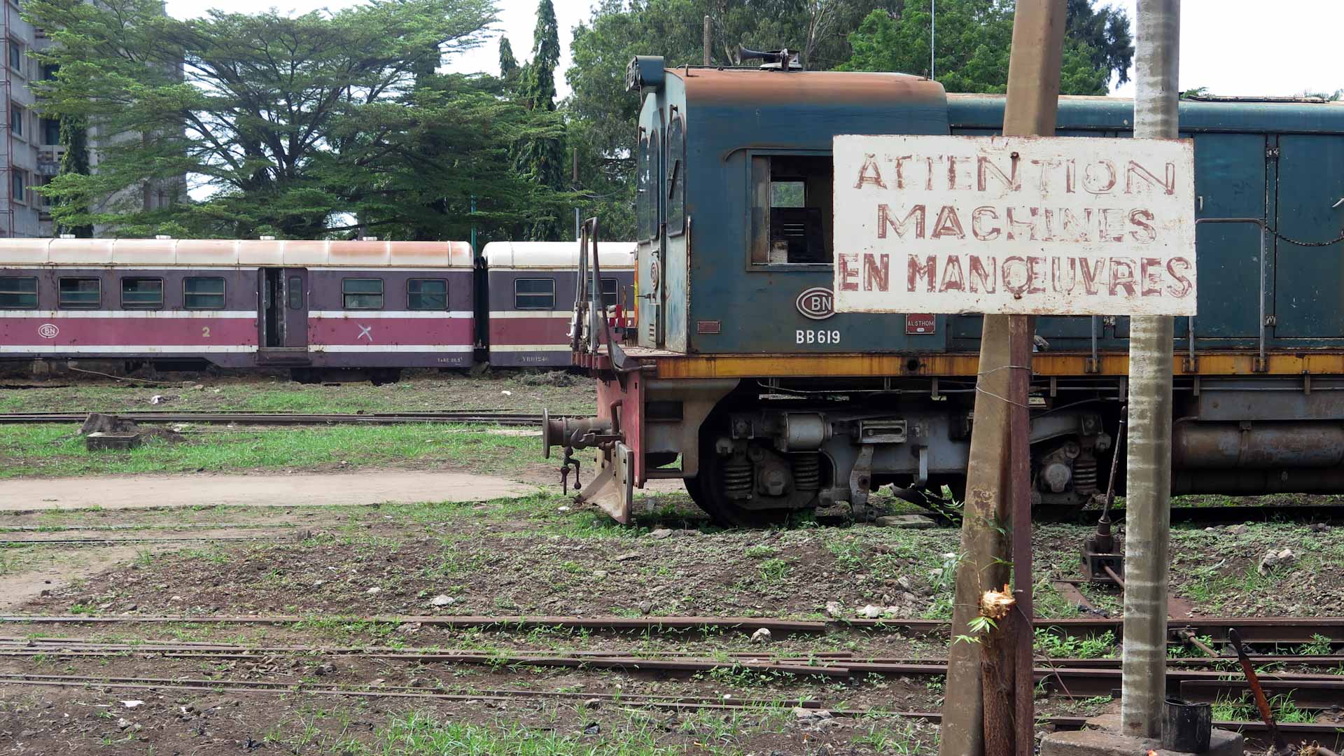 حافلة تخطئ طريقها وتسقط بنهر في بنين مخلفة قتيلاً و44 مفقوداً