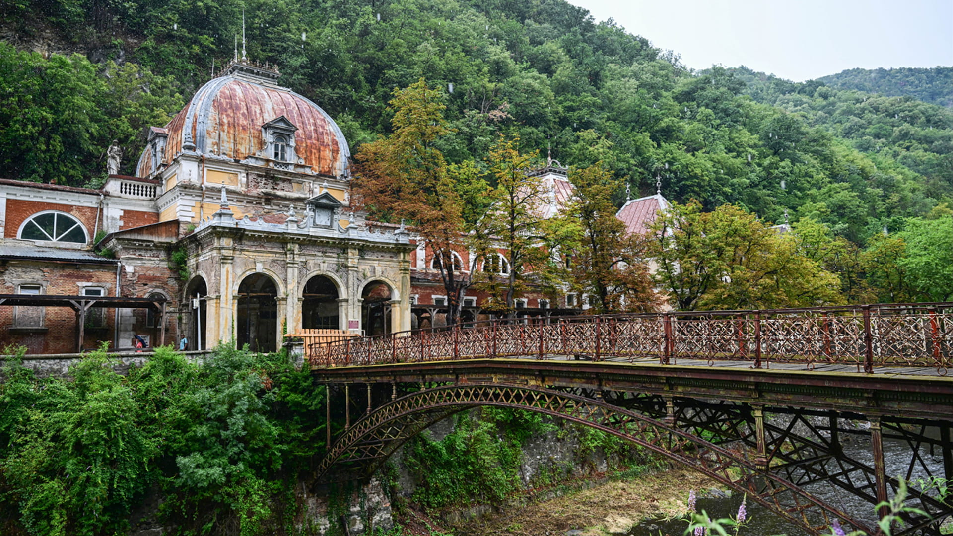 مهندسون معماريون يعملون على استعادة مجد منتجع صحي برومانيا 