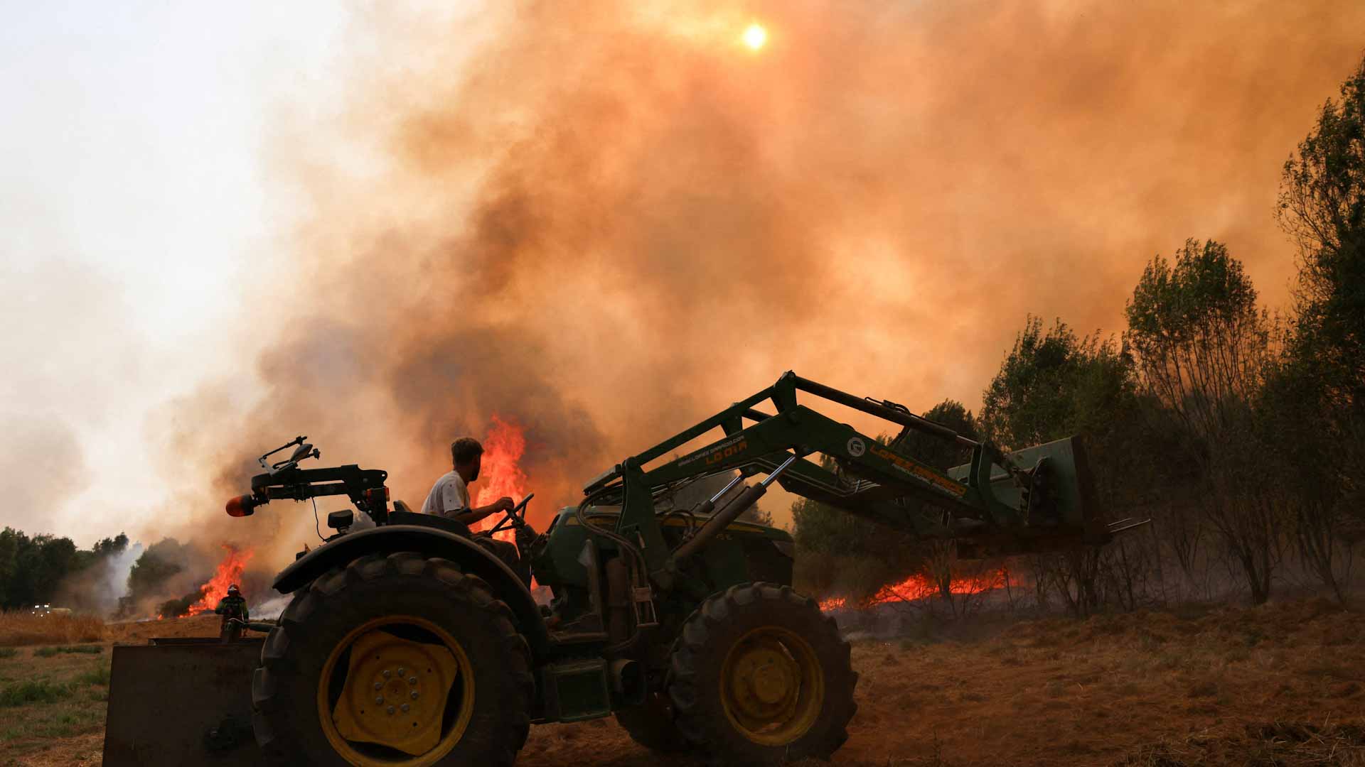 إسبانيا تكافح 20 حريقاً مستعراً وسط ارتفاع درجات الحرارة واشتداد الرياح 