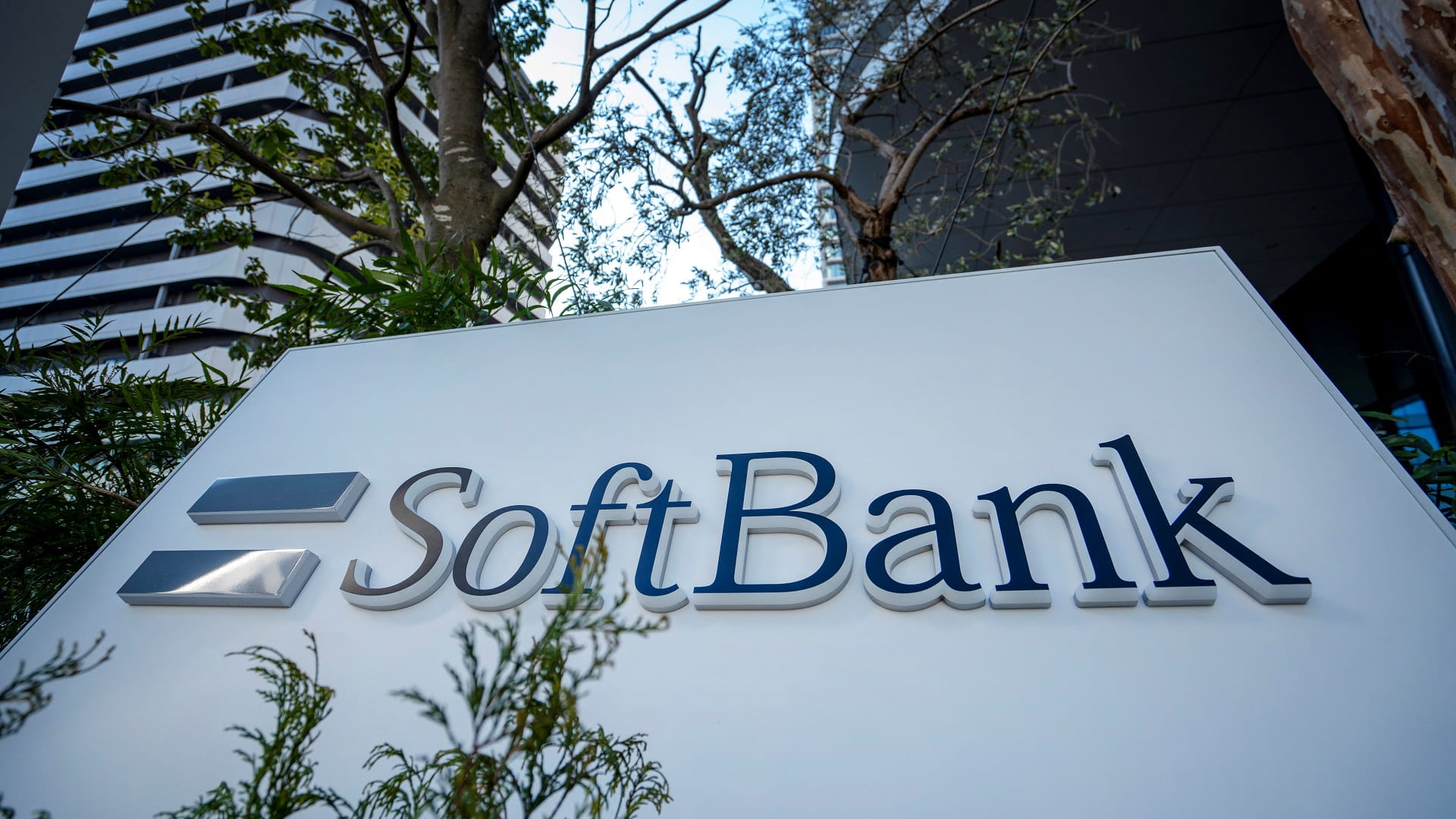 "سوفت بنك" تستثمر 2 مليار دولار في "إنتل" والحكومة الأميركية تترقب 