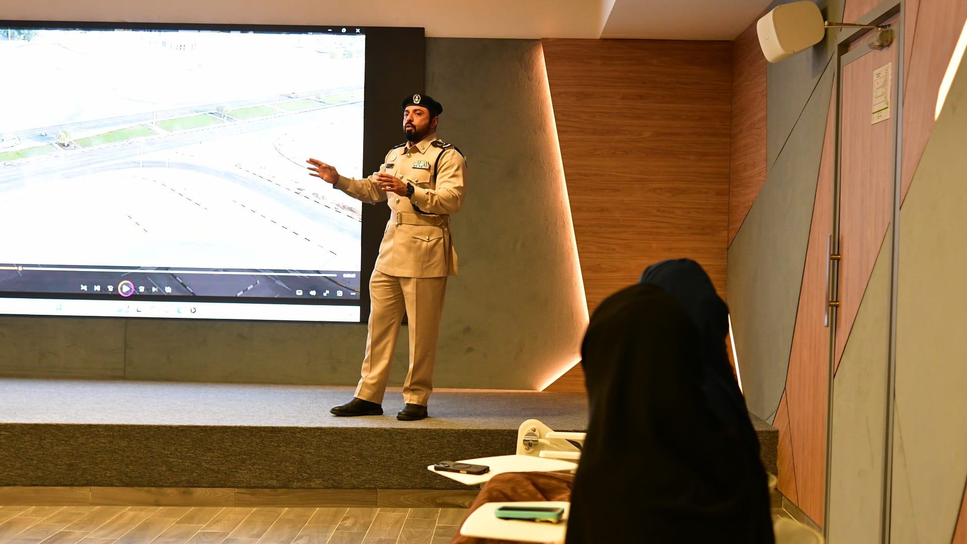 صورة بعنوان: "الطيران المدني بالشارقة" تعزز وعي موظفيها بالسلامة المرورية 