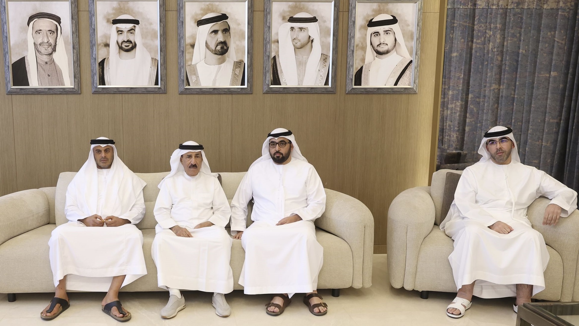 ولي عهد أم القيوين يقدم واجب العزاء في وفاة شمسة بنت علي الشعفار 