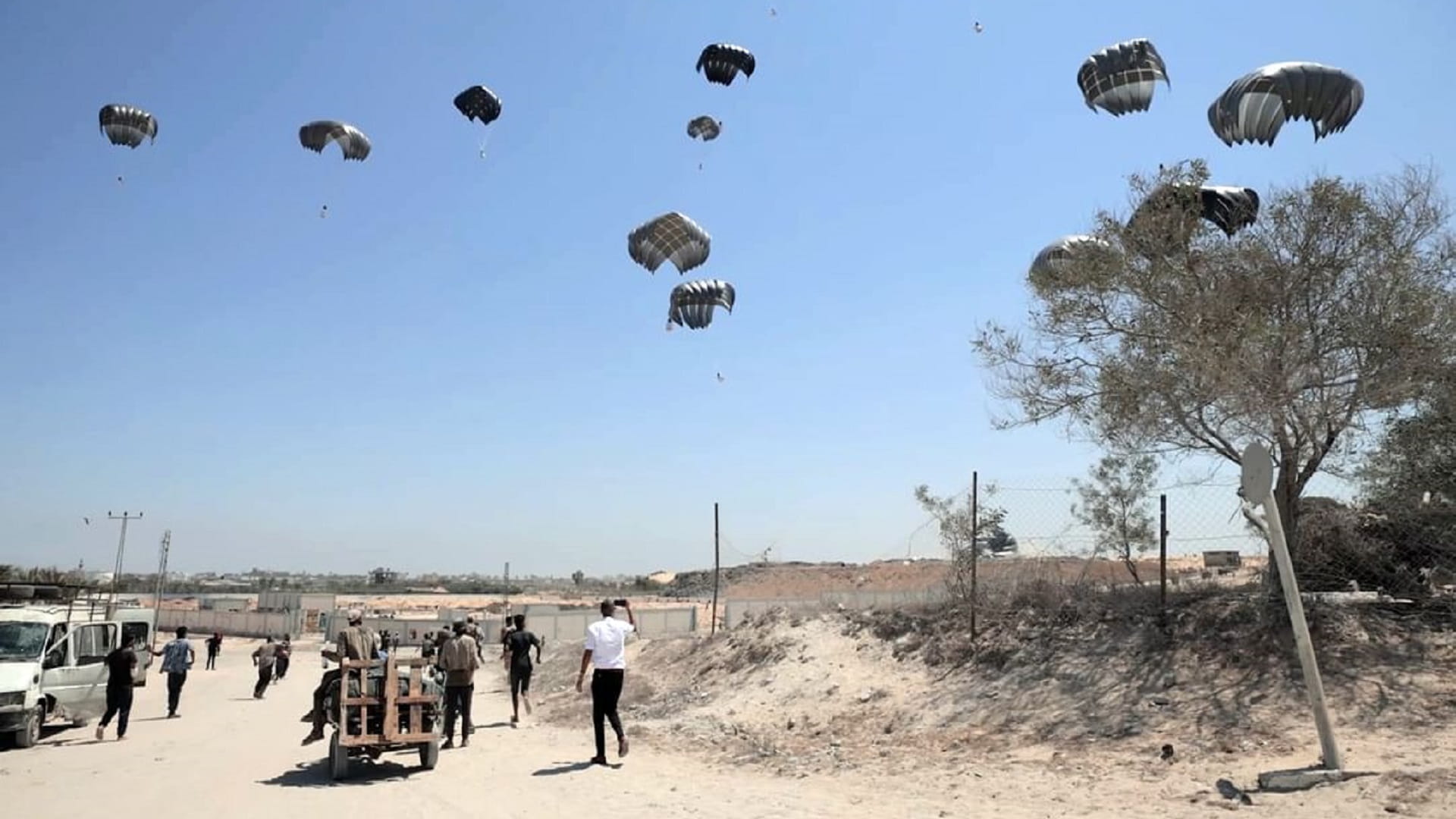 UAE conducts 76th airdrop of aid over Gaza Strip 