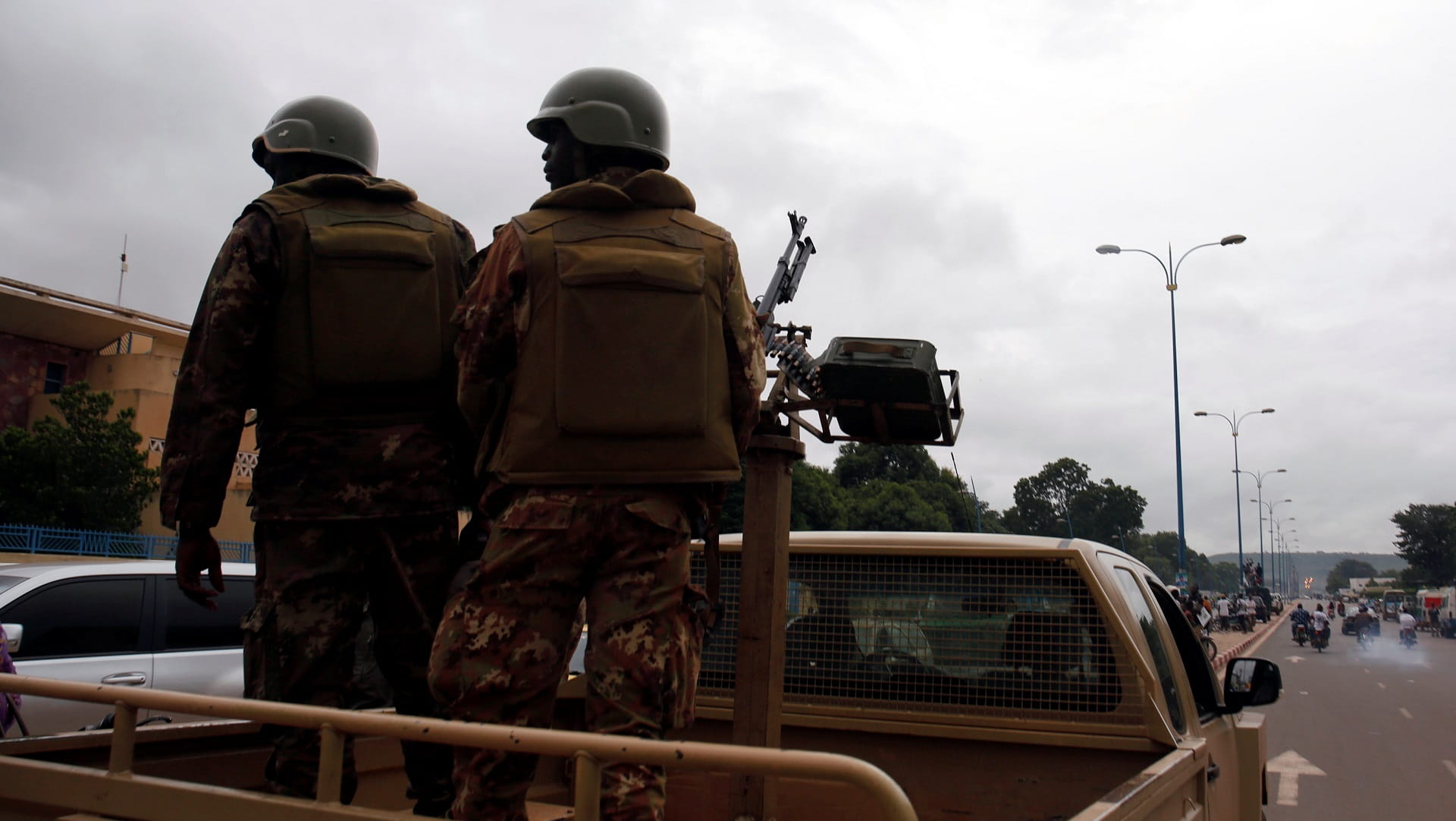 وفاة 21 جندياً بهجمات إرهابية منسقة على قواعد عسكرية في مالي 