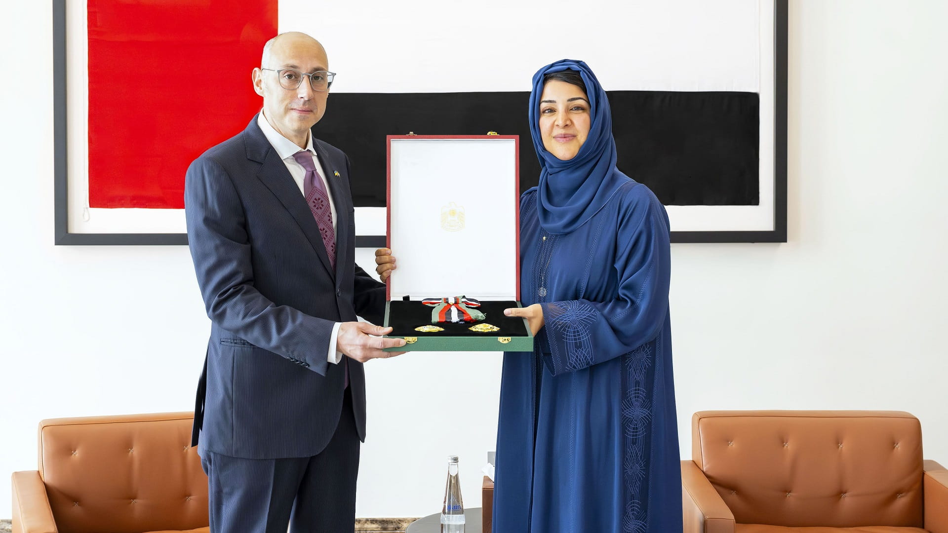 رئيس الدولة يمنح سفير أوكرانيا وسام الاستقلال من الطبقة الأولى 