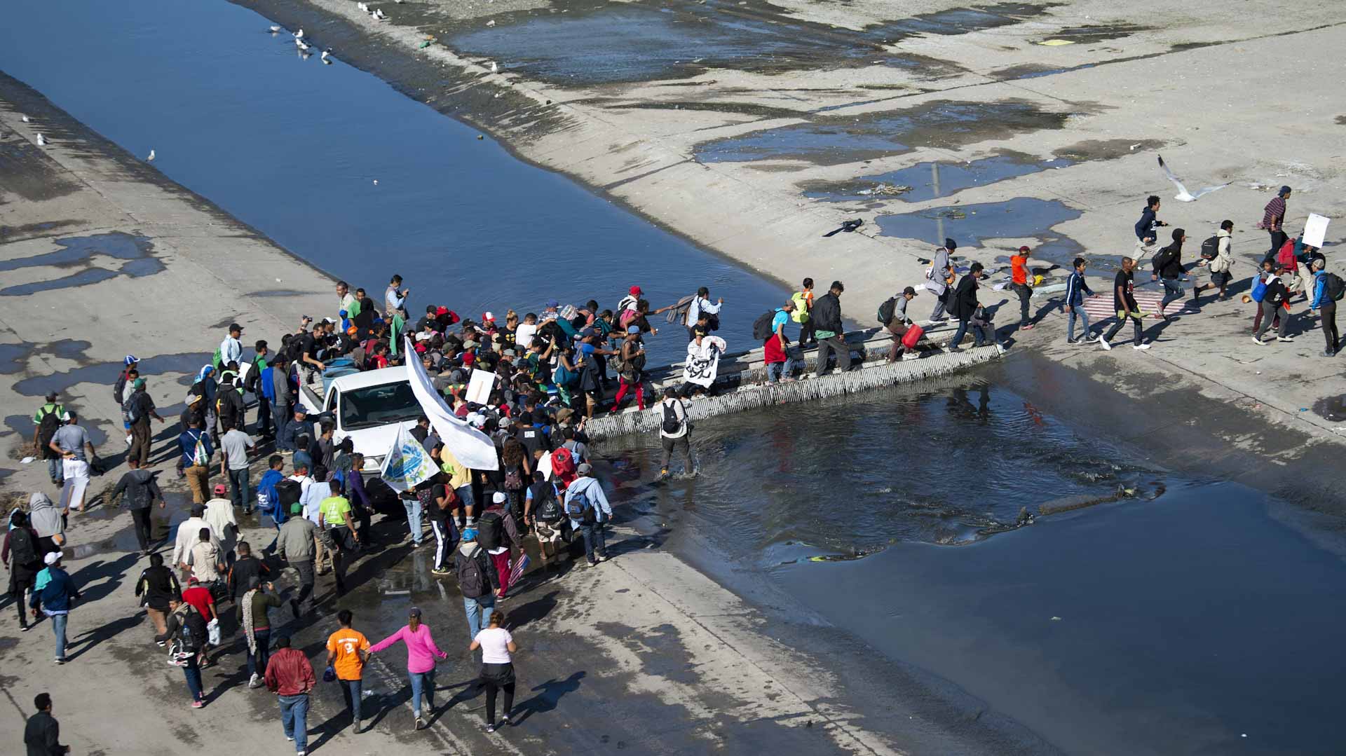 نهر تيخوانا العكر يثير قلق السكان بشمال المكسيك 