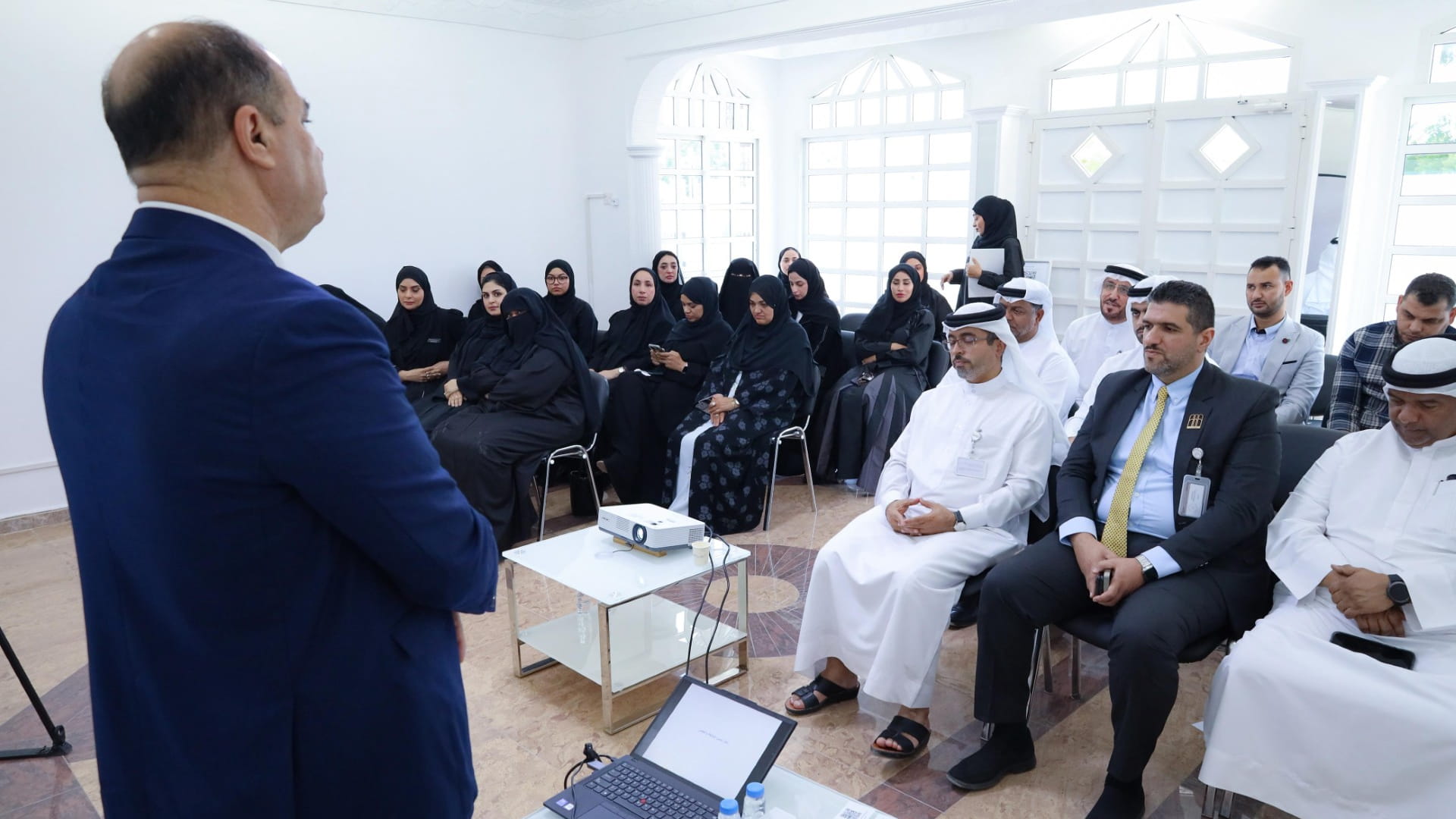 "أولياء أمور كلباء" ينفذ ورشة توعوية حول الذكاء الاصطناعي 