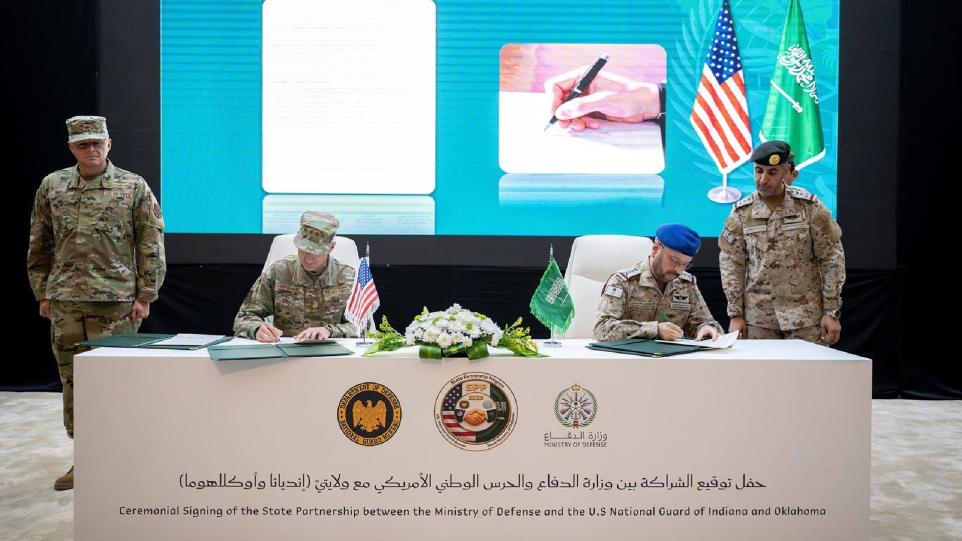 السعودية والولايات المتحدة توقعان اتفاقية شراكة عسكرية