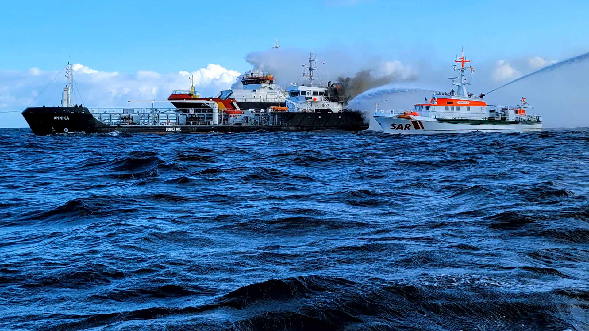 حريق ملتهب يشب في سفينة حربية أميركية قبالة سواحل اليابان