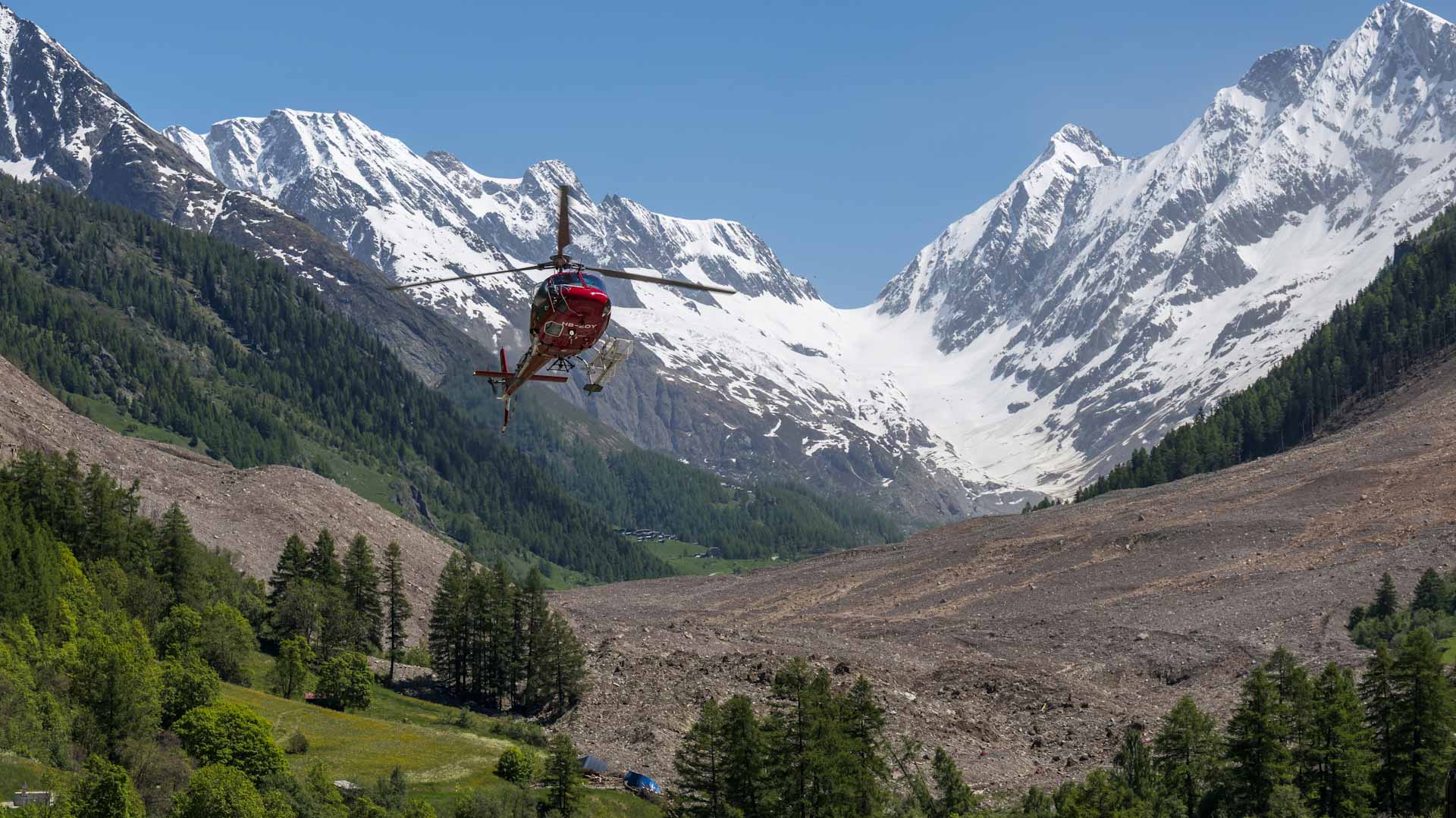 انهيار أرضي بجبال الألب الفرنسية يطمر حافلة ويقضي على شخصين 
