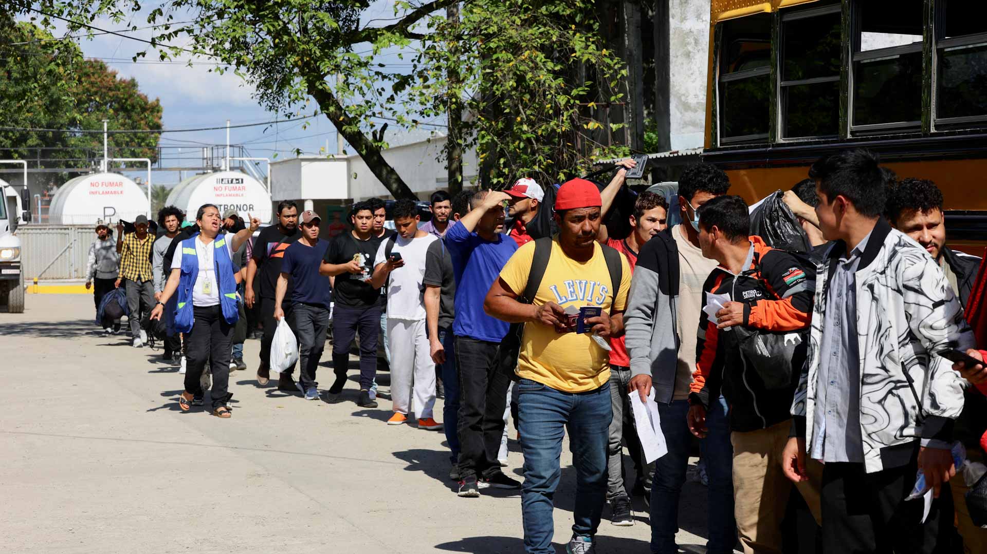 محكمة أميركية تمهد الطريق لترامب بإلغاء الحماية وترحيل60 ألف مهاجر 