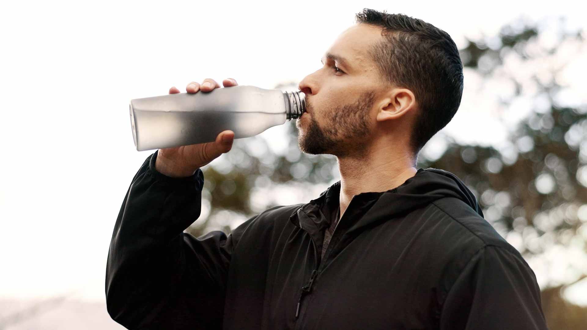 في بحث جديد.. شرب الماء بكميات غير كافية يسبب استجابة أكبر للإجهاد 