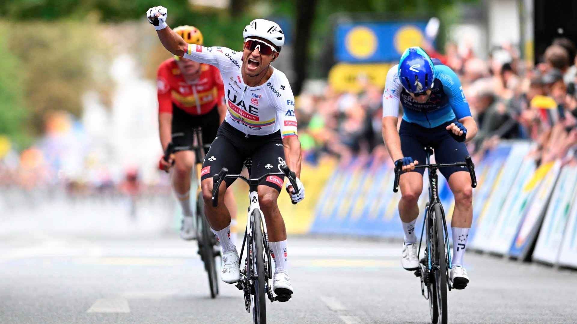 الإمارات للدراجات يتألق في طوافي ليدل ورينوي 