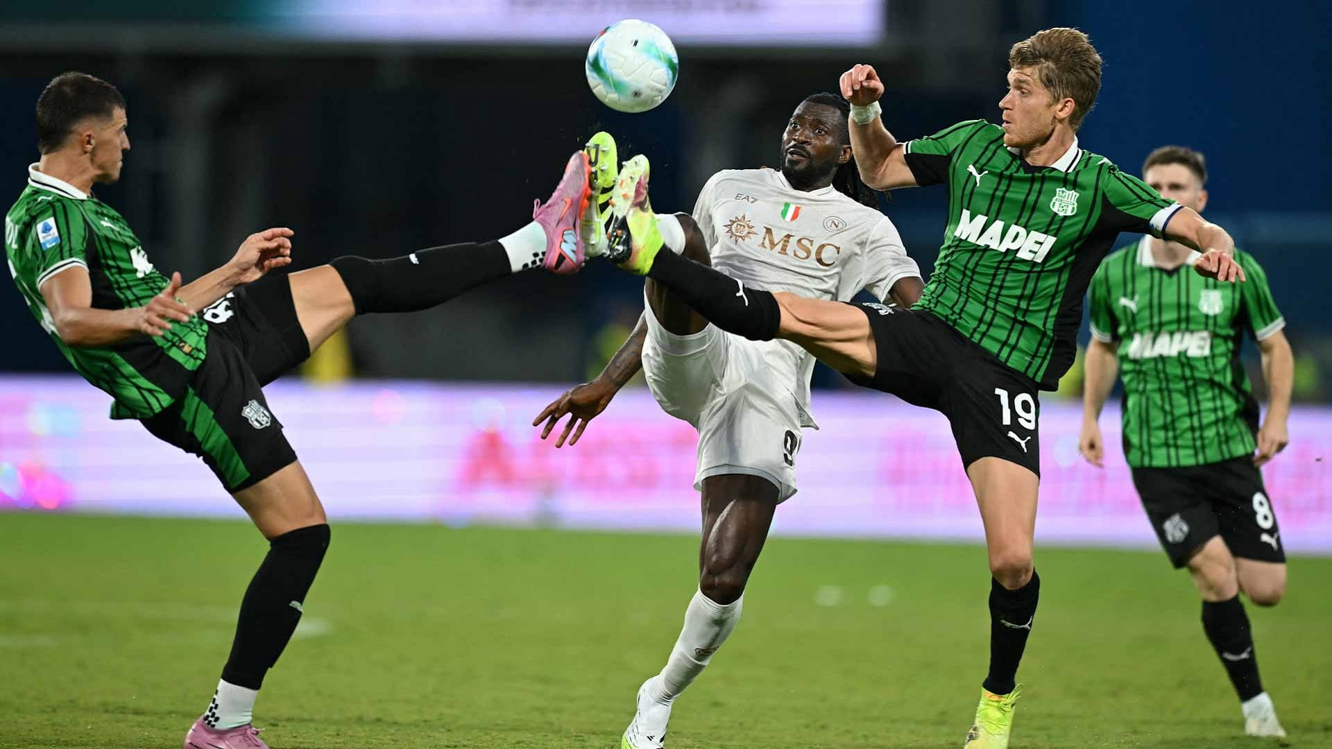 نابولي يستهل مشواره بالدوري الإيطالي بالفوز على ساسولو 