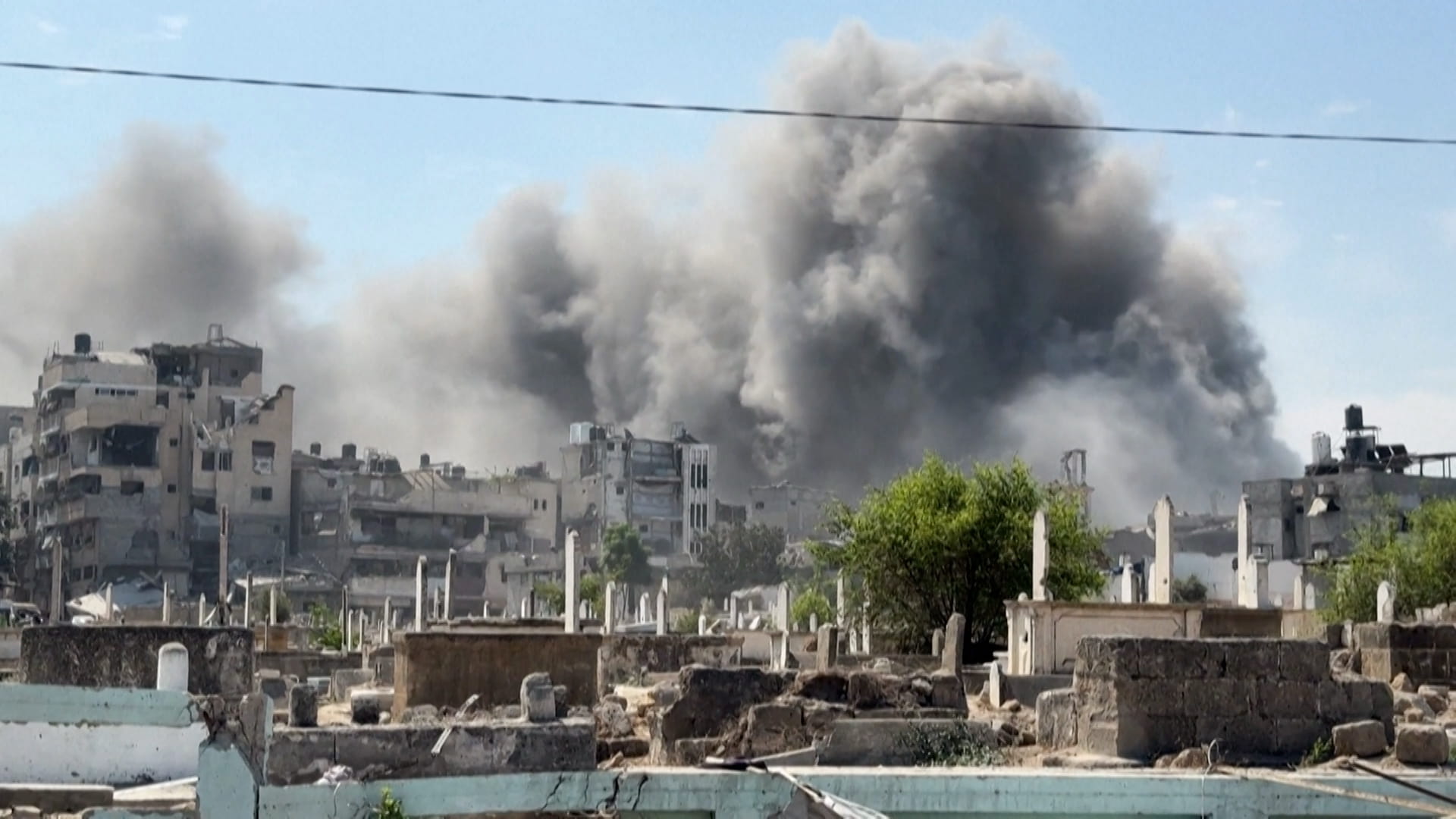 الجيش الإسرائيلي يصعّد قصفه على حي الزيتون في مدينة غزة 