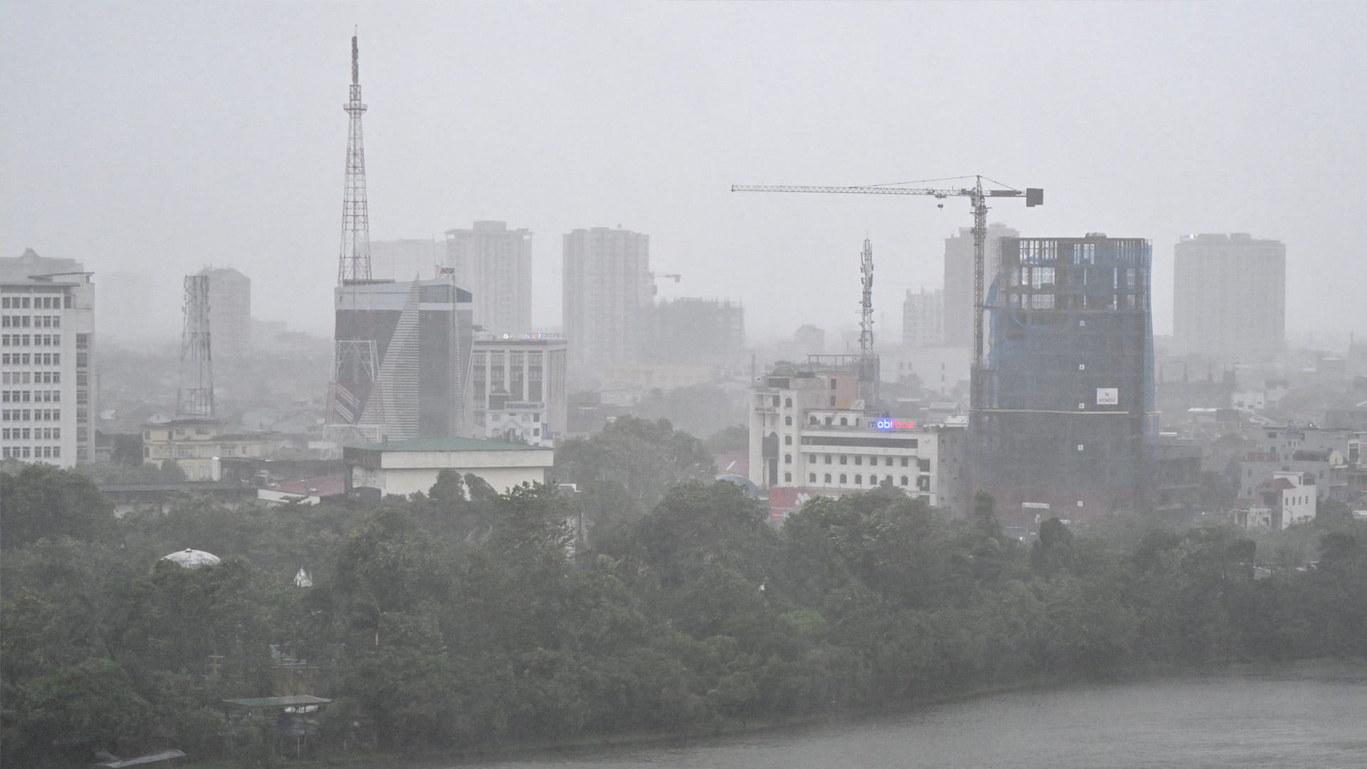 إعصار كاجيكي يجتاح فيتنام ويرغمها على إجلاء آلاف الأشخاص 