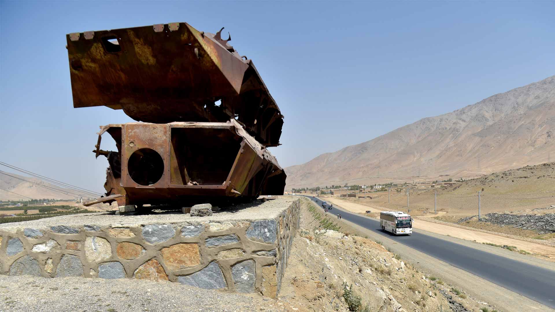 إهمال سائق يتسبب في كارثة مرورية بأفغانستان.. وفاة 25 شخصاً 