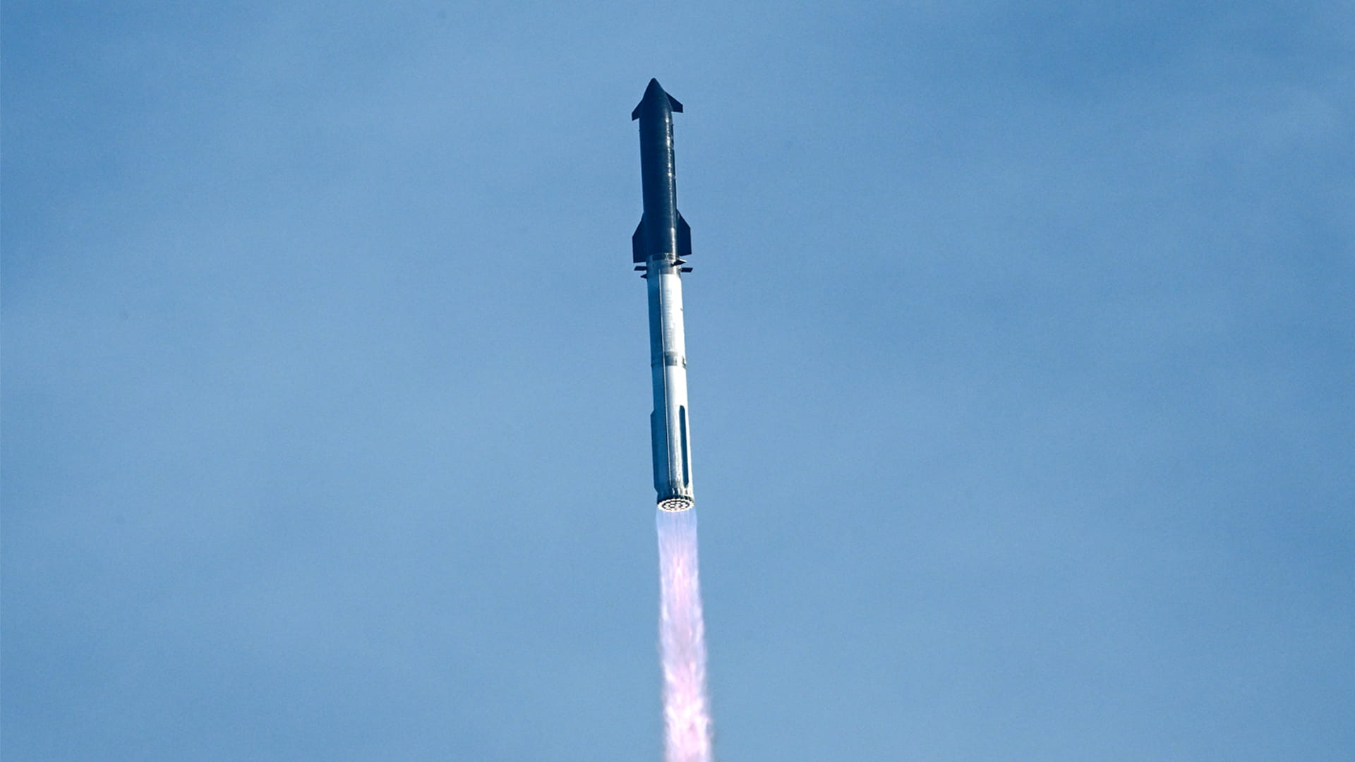 أخيراً.. صاروخ ستارشيب العملاق ينطلق في رحلة جديدة بعد عدة إخفاقات 