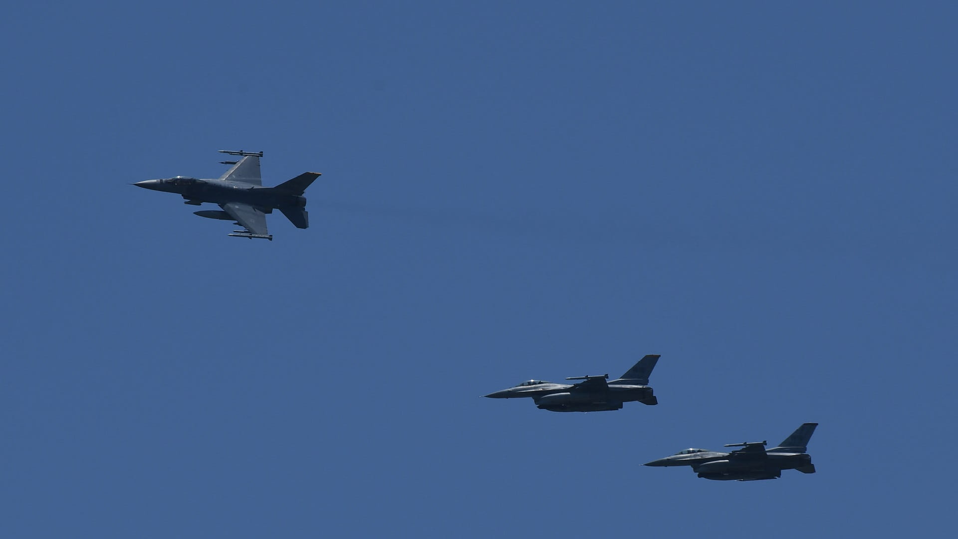 مقتل طيار بولندي إثر تحطم مقاتلة إف-16 قبل عرض جوي