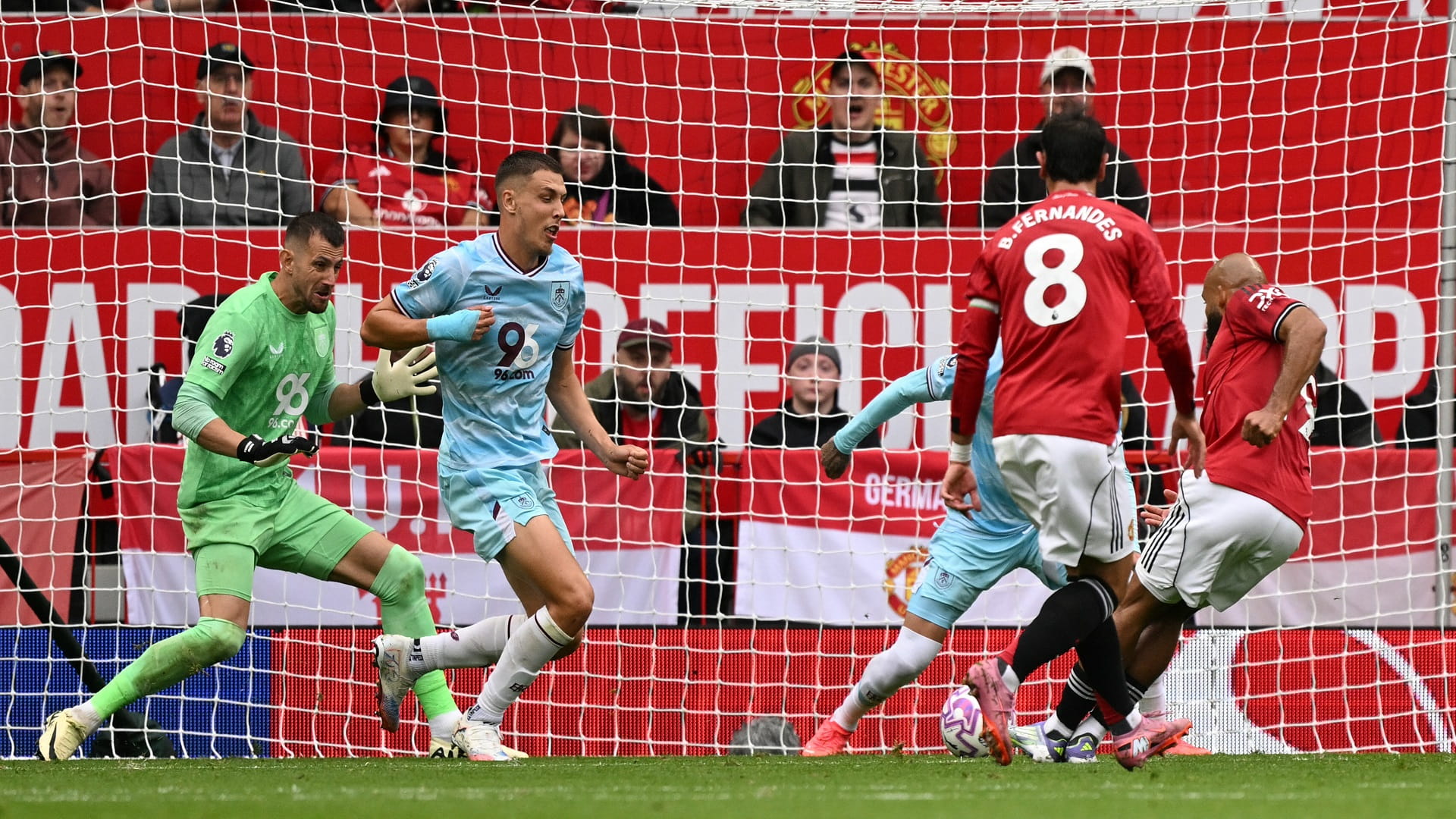 مانشستر يونايتد ينجو من السقوط أمام بيرنلي في الدوري الإنجليزي 