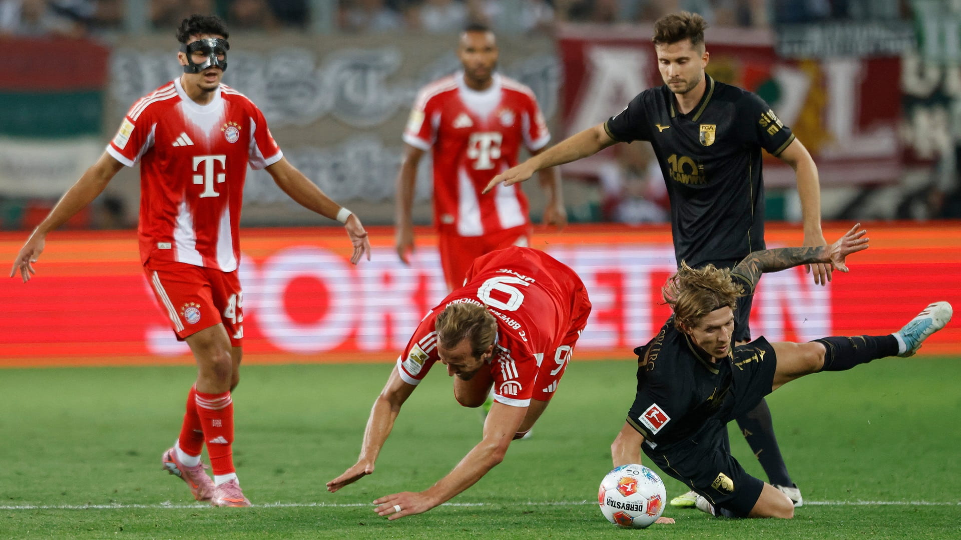 بايرن ميونيخ يحقق فوزاً صعباً على حساب أوغسبورغ في الدوري الألماني 