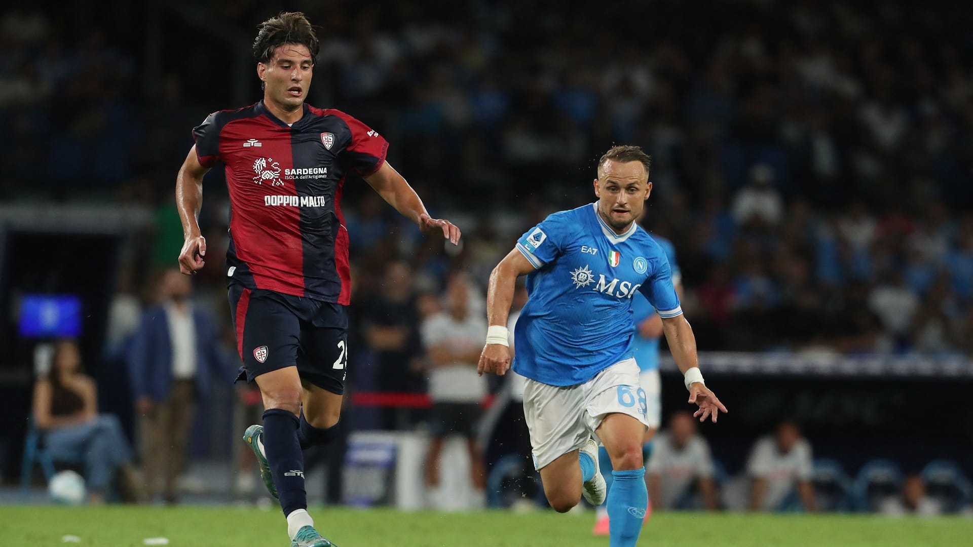 الكاميروني أندري-فرانك يقود نابولي لتخطي كالياري بالدوري الإيطالي 