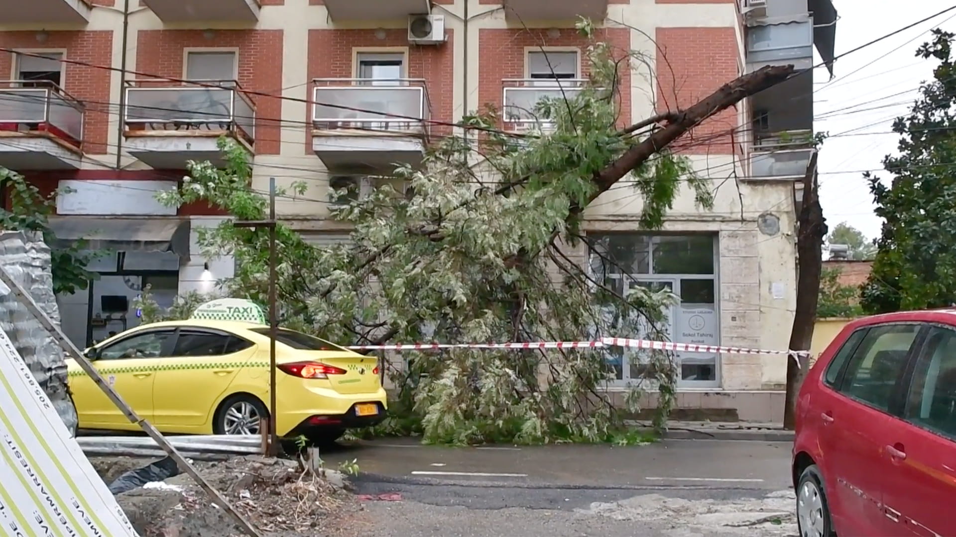 عواصف قوية تعطّل الحياة في مختلف أنحاء ألبانيا 