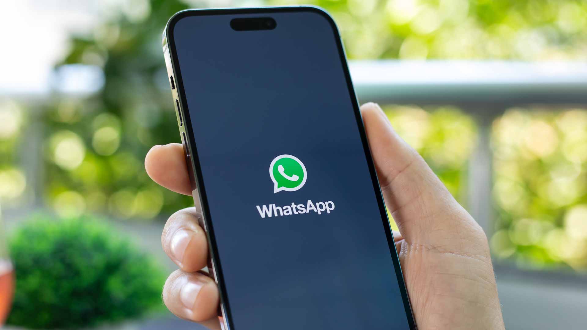 "واتساب" يطلق مساعد كتابة ذكي لإعادة صياغة الرسائل 