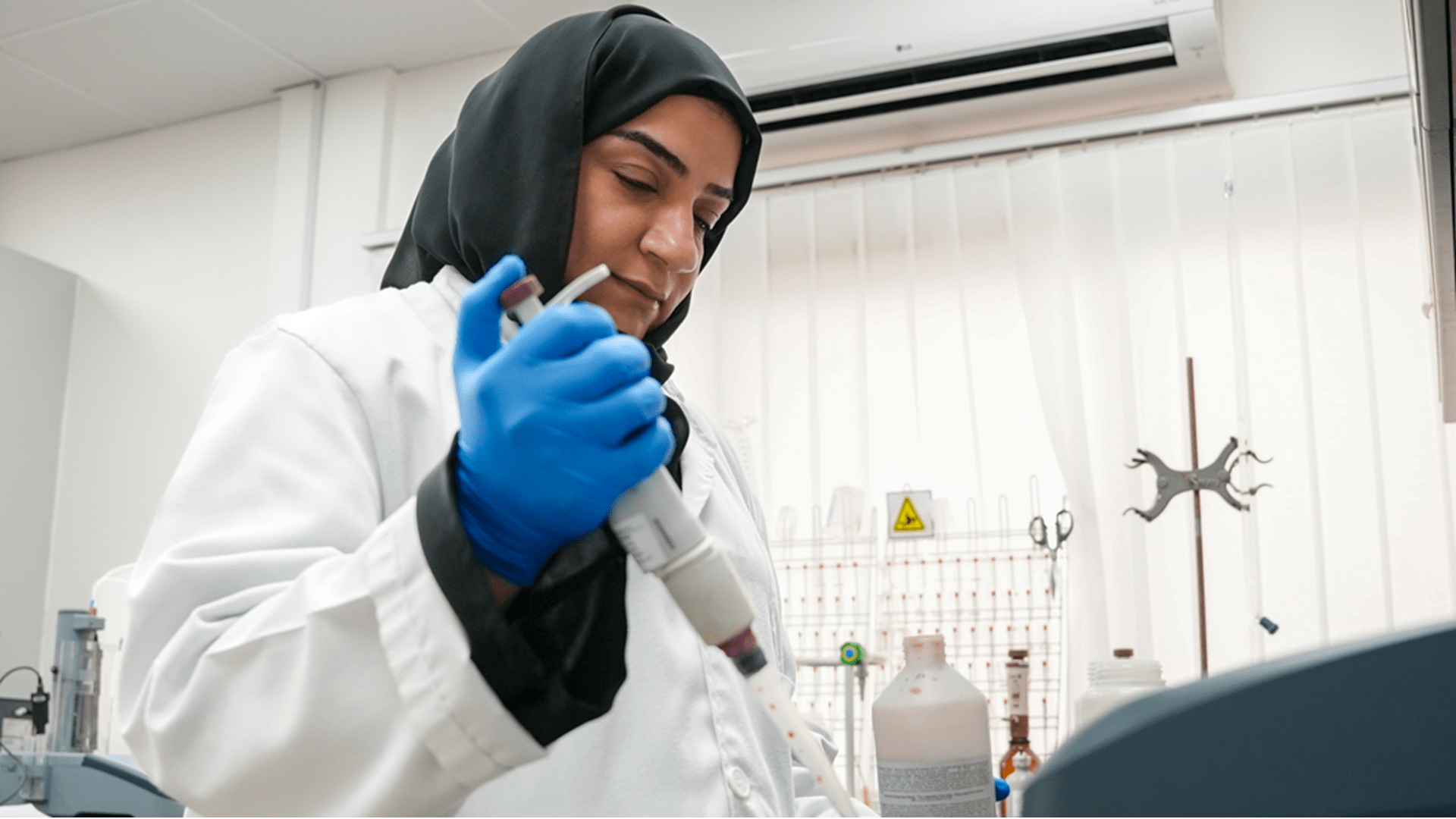 "كهرباء الشارقة" تفحص 5,166 عينة مياه خلال الربع الثالث من 2025 