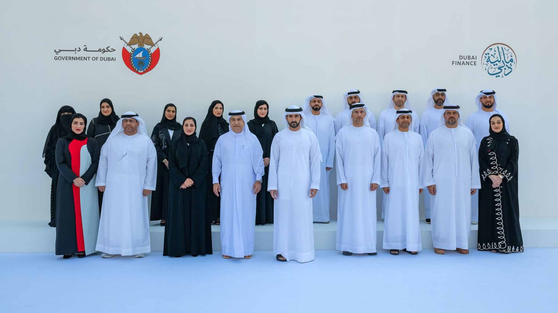 ولي عهد دبي يطلع على جهود الكوادر المالية لتحقيق أهداف خطة 2033 