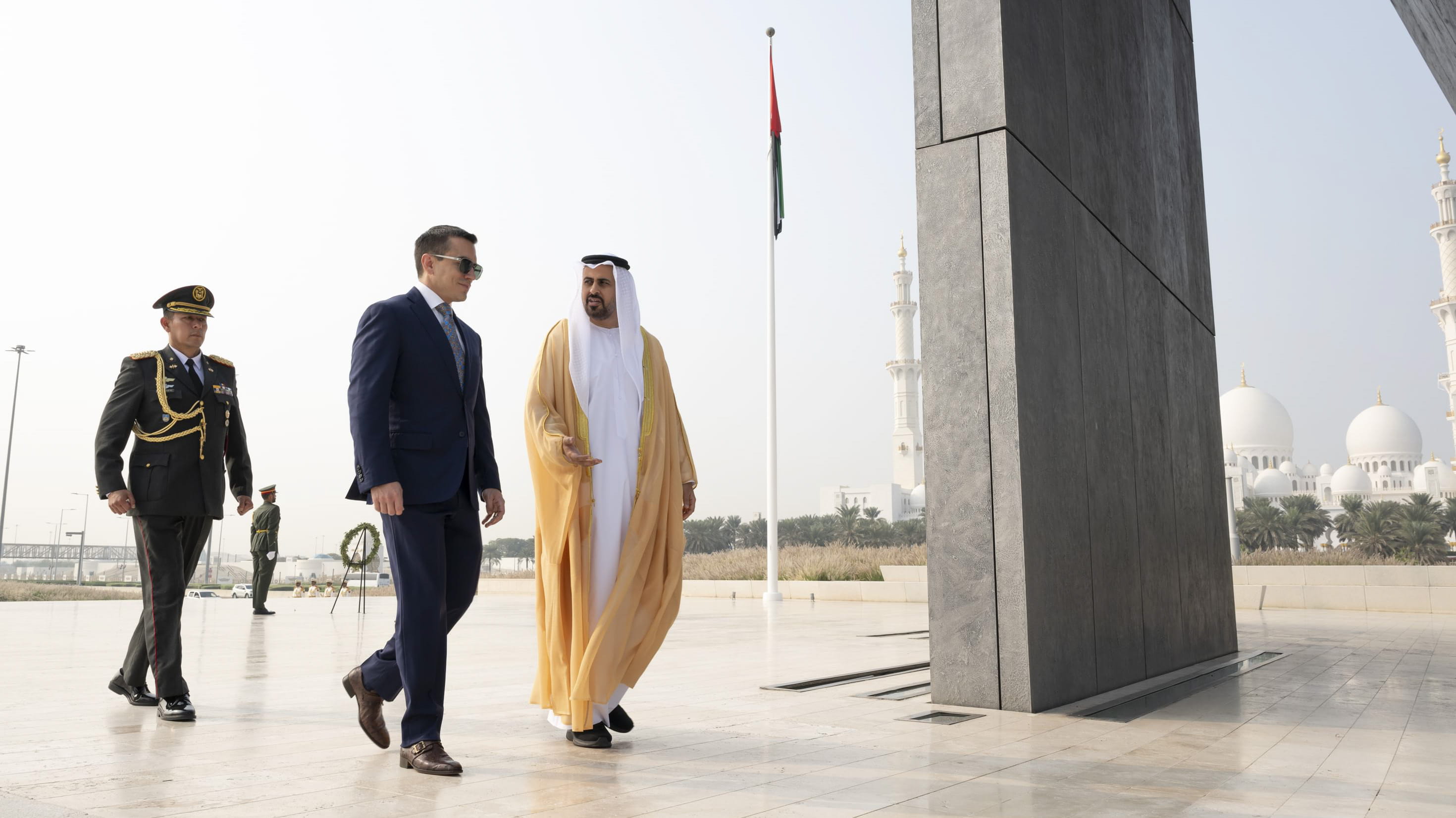 ذياب بن محمد يطلع رئيس الإكوادور على رمزية واحة الكرامة ومرافقها