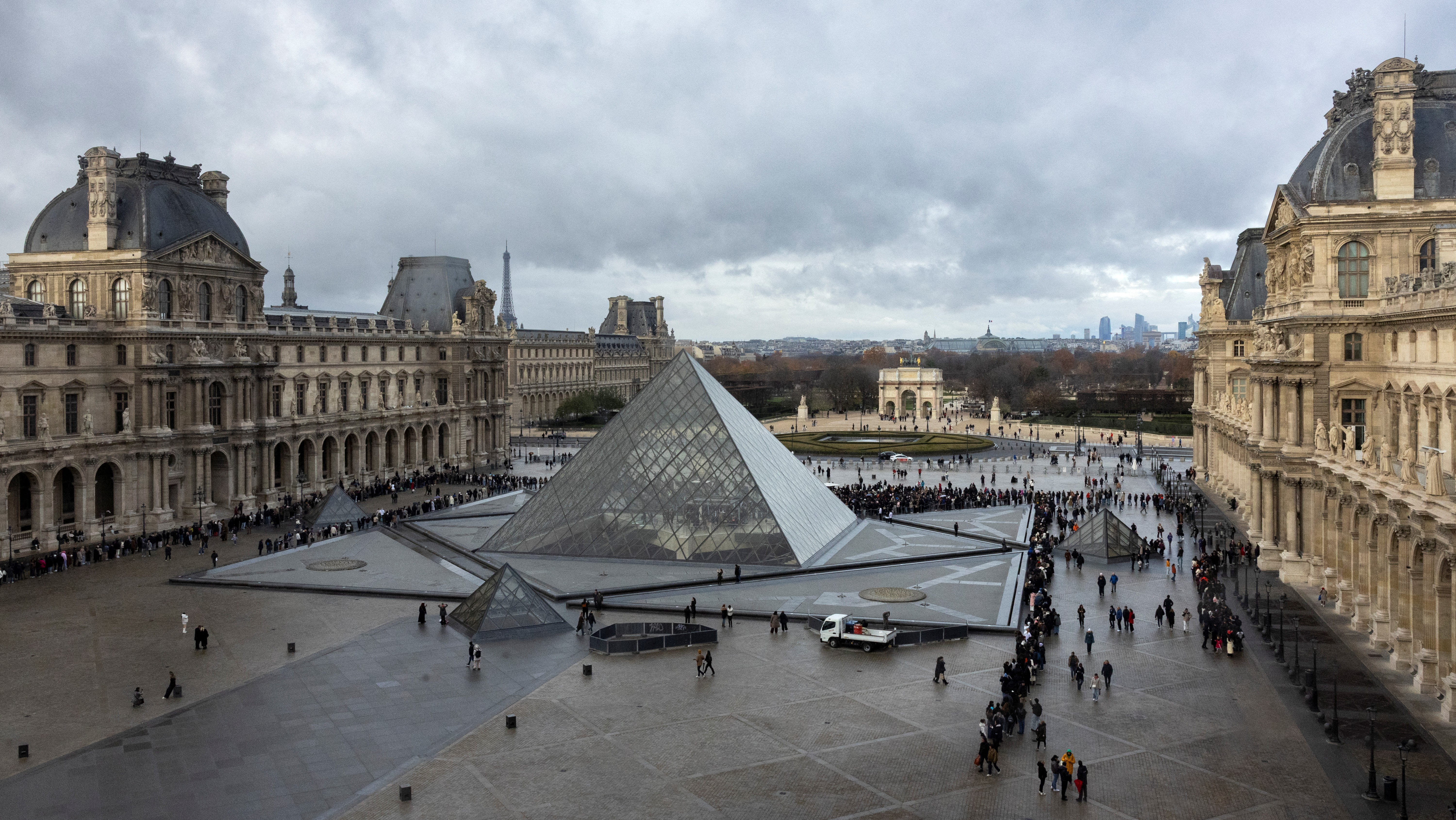 تسرب مياه في اللوفر يلحق ضرراً بمئات من أعمال مكتبة الآثار المصرية 