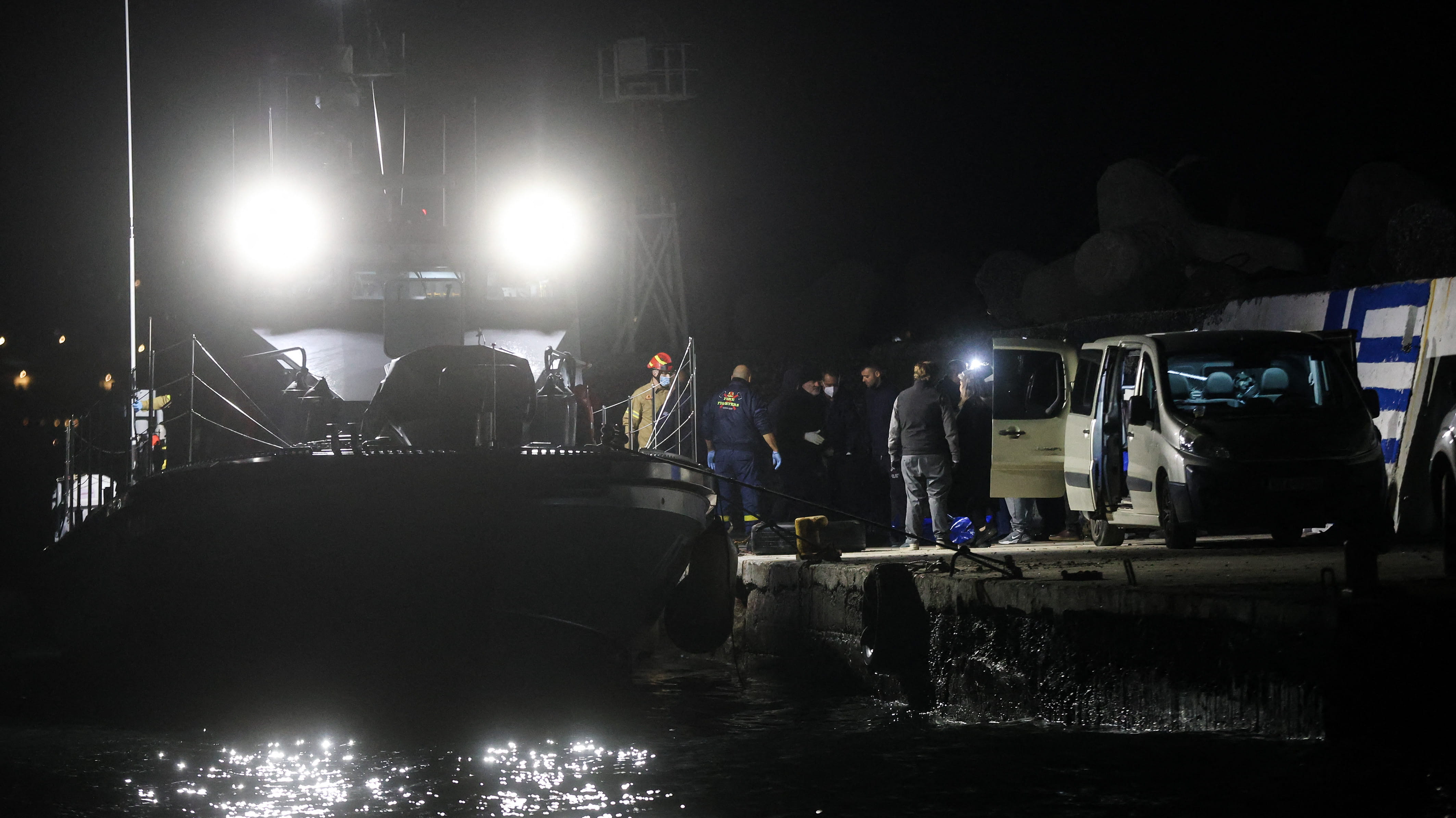 وفاة 18 مهاجراً بغرق قاربهم قبالة جزيرة كريت اليونانية 