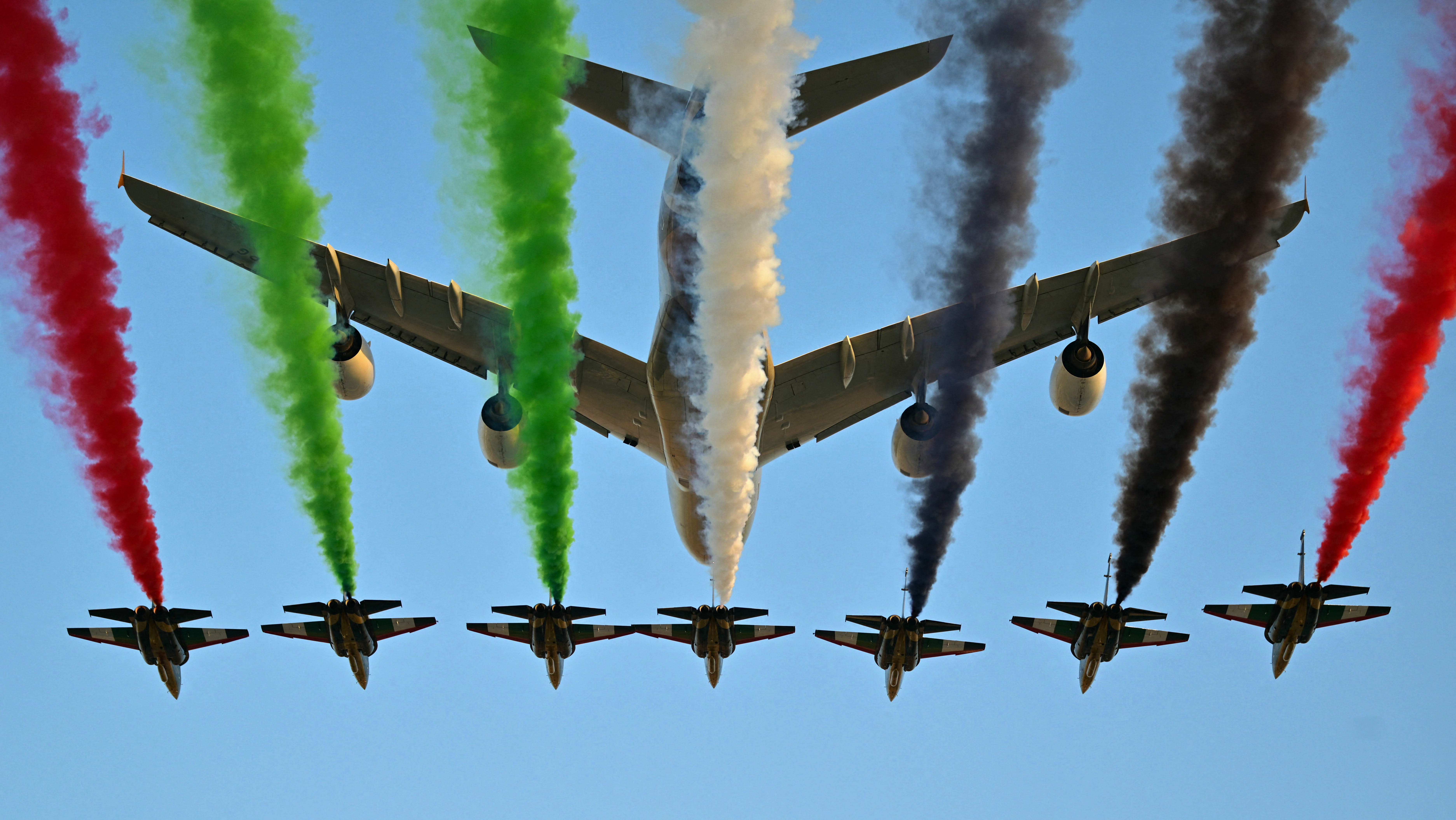 "الاتحاد للطيران" تفتتح سباق جائزة أبوظبي الكبرى باستعراض جوي