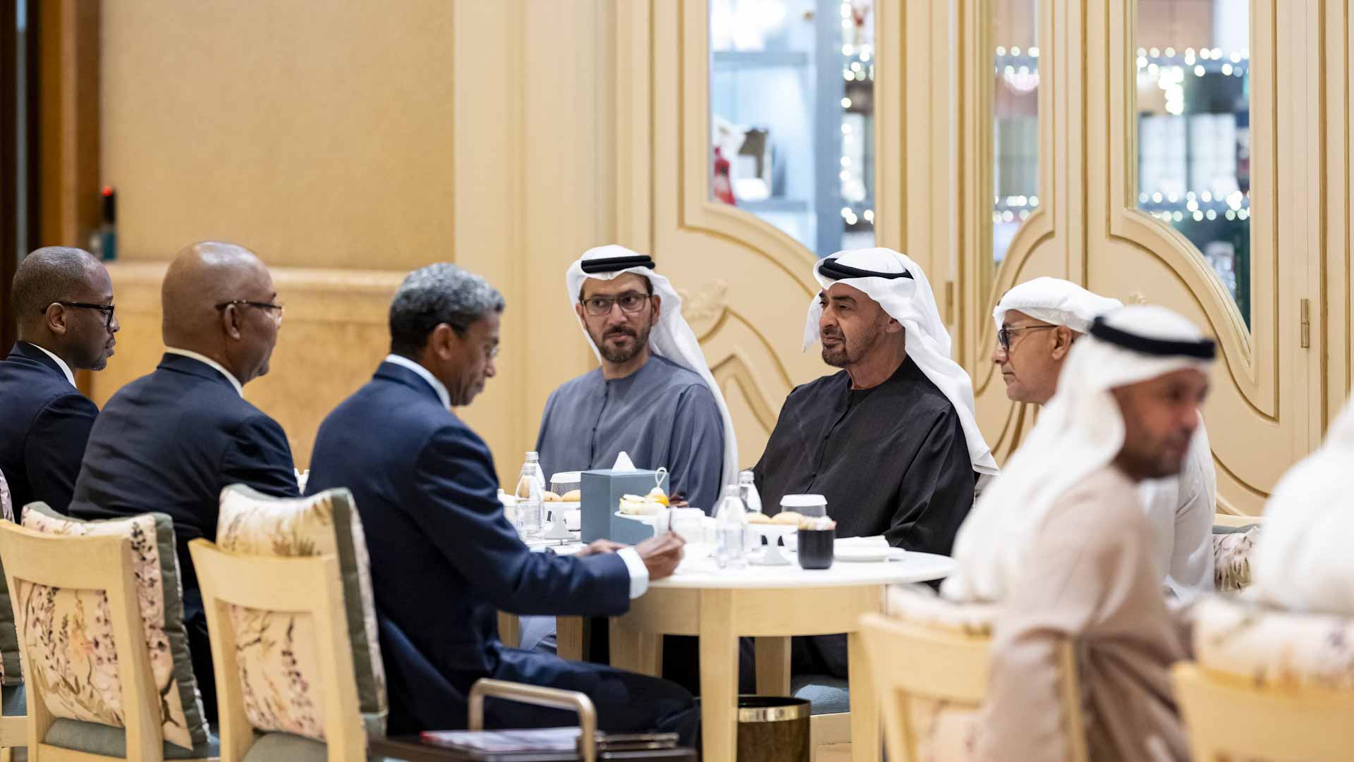 رئيس الدولة يلتقي رئيس سيشل خلال زيارته الإمارات لحضور الفورمولا1  