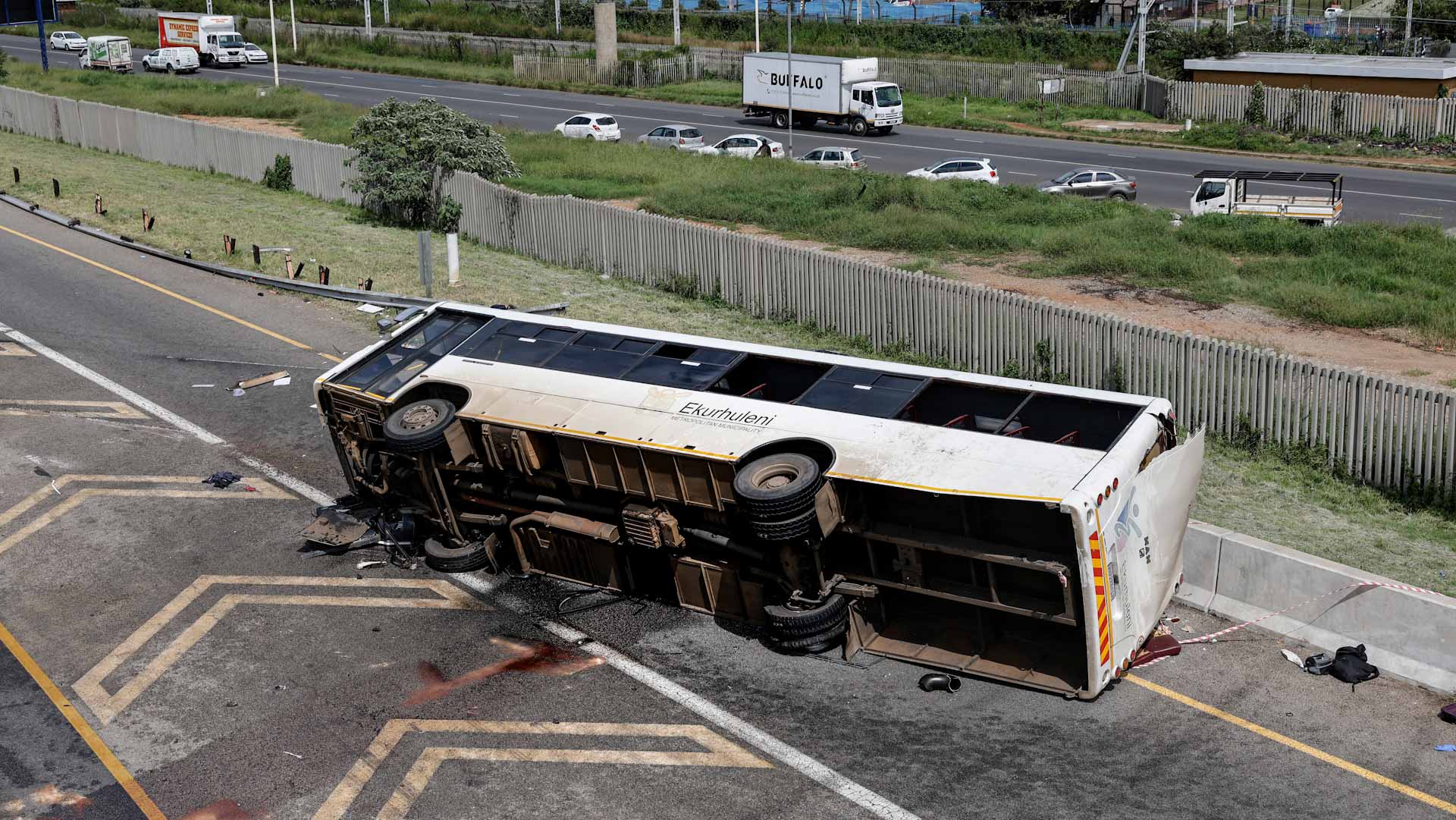 حادث محزن.. وفاة 14 شخصاً وإصابة 34 في انقلاب حافلة بجنوب الجزائر 