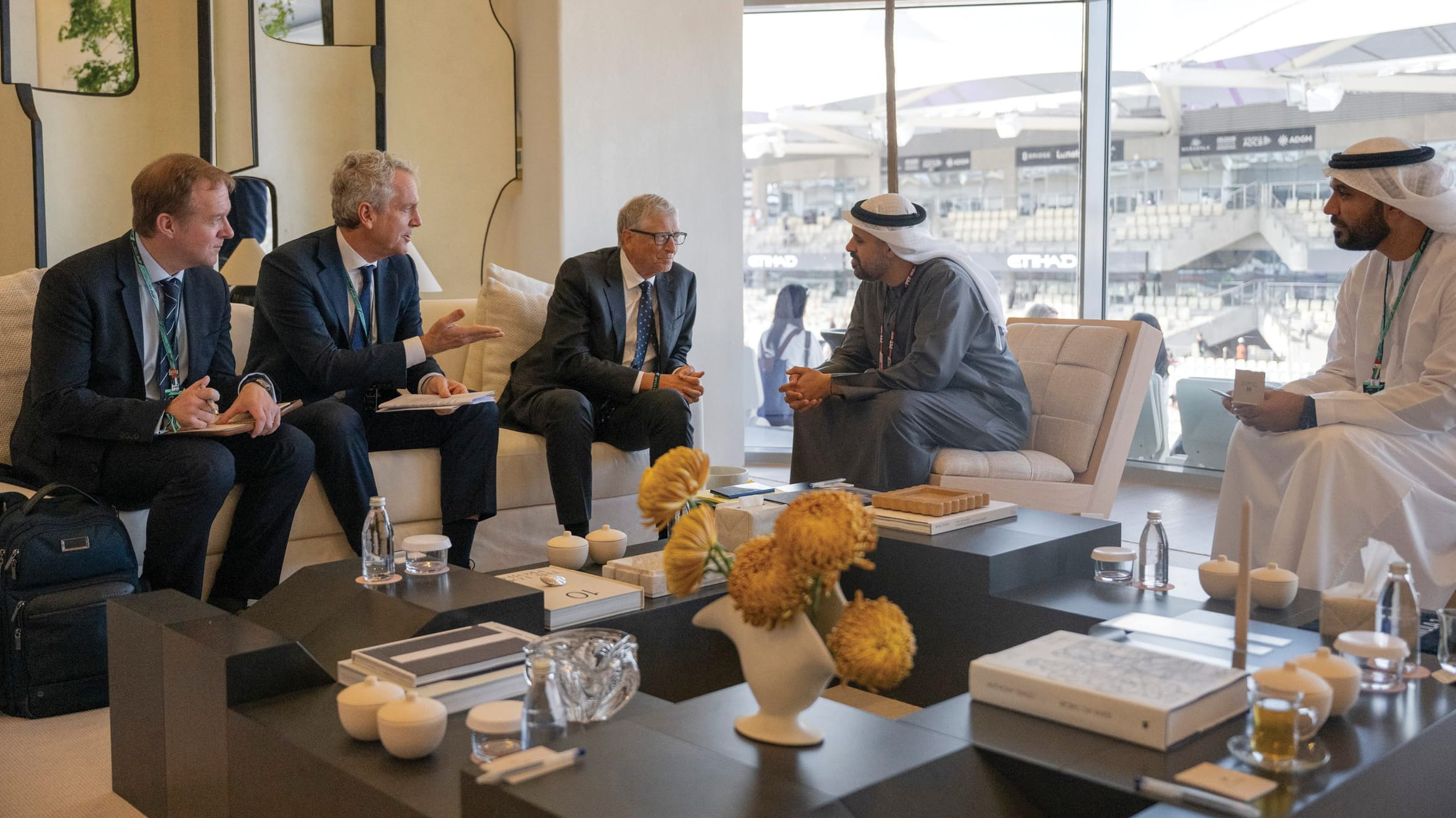 ذياب بن محمد يبحث وبيل غيتس التعاون بالمجالات الإنسانية والتنموية