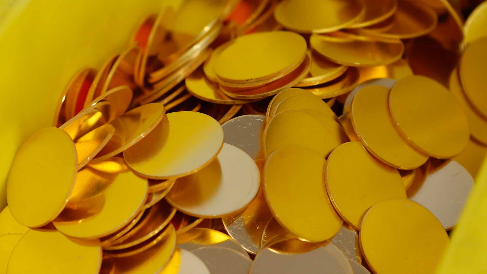  الذهب يزداد تألقاً وسط توقعات خفض الفائدة الأميركية وتراجع الدولار 