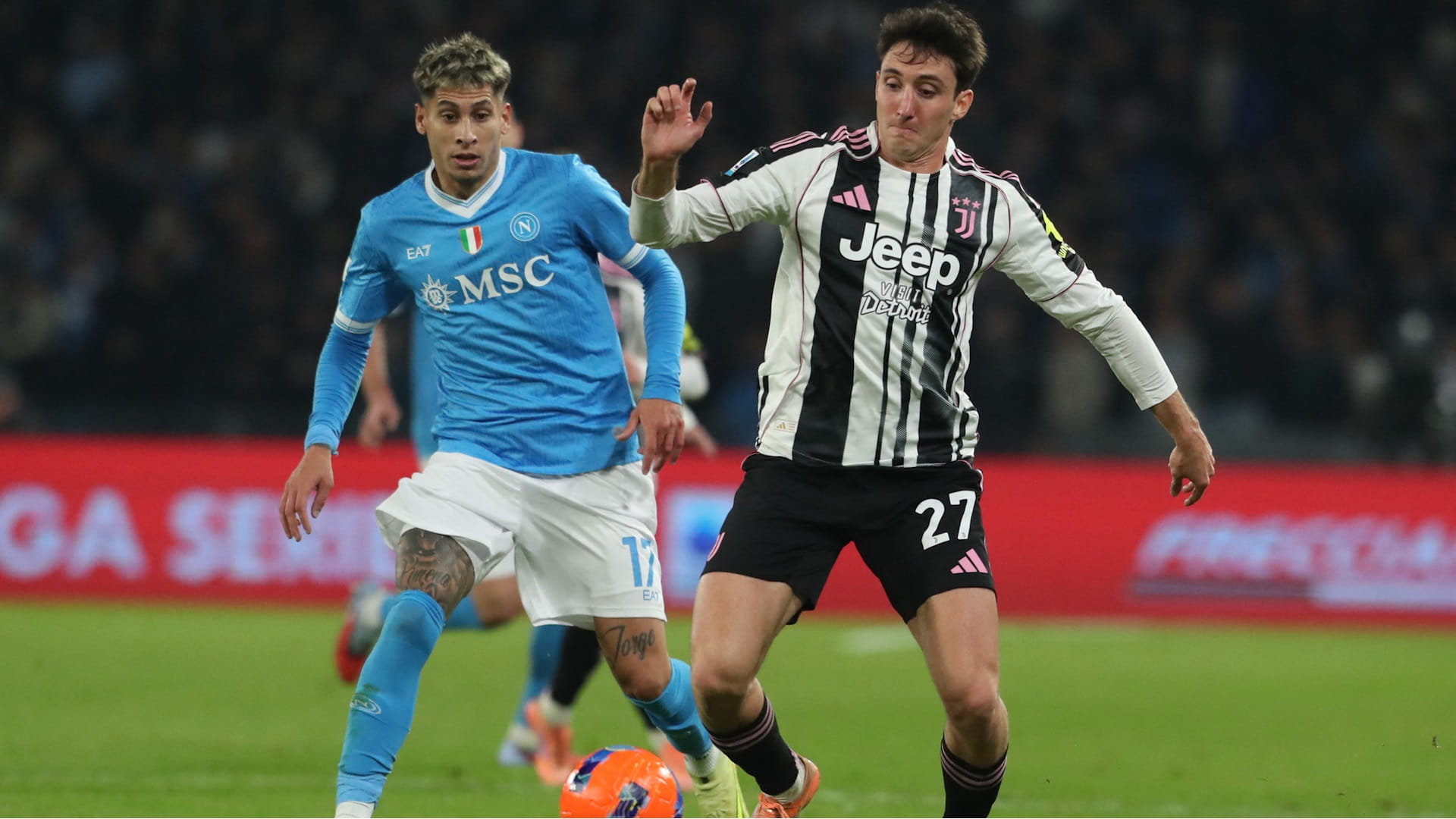 نابولي ينتزع صدارة الدوري الإيطالي 