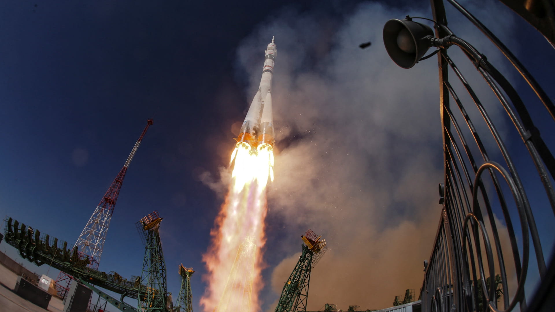 المركبة الروسية "سويوز إم.إس-27" تعيد  3 رواد فضاء إلى الأرض