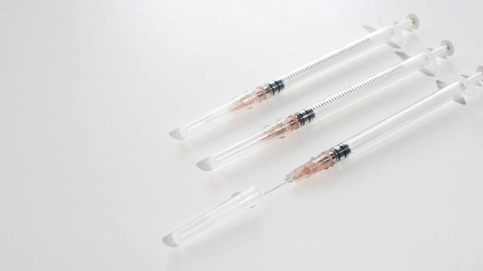 حقن التخسيس تكشف وجهها المظلم.. الشيخوخة المبكرة وفقدان العضلات 